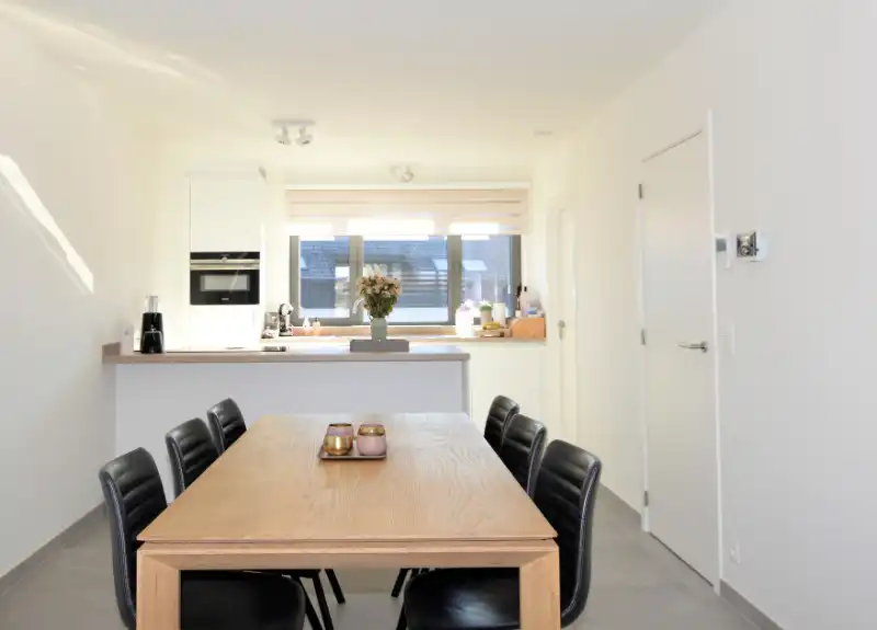Recent (2021) duplex appartement voorzien van twee slaapkamers, ruim terras en staanplaats centrum Zemst. foto 3
