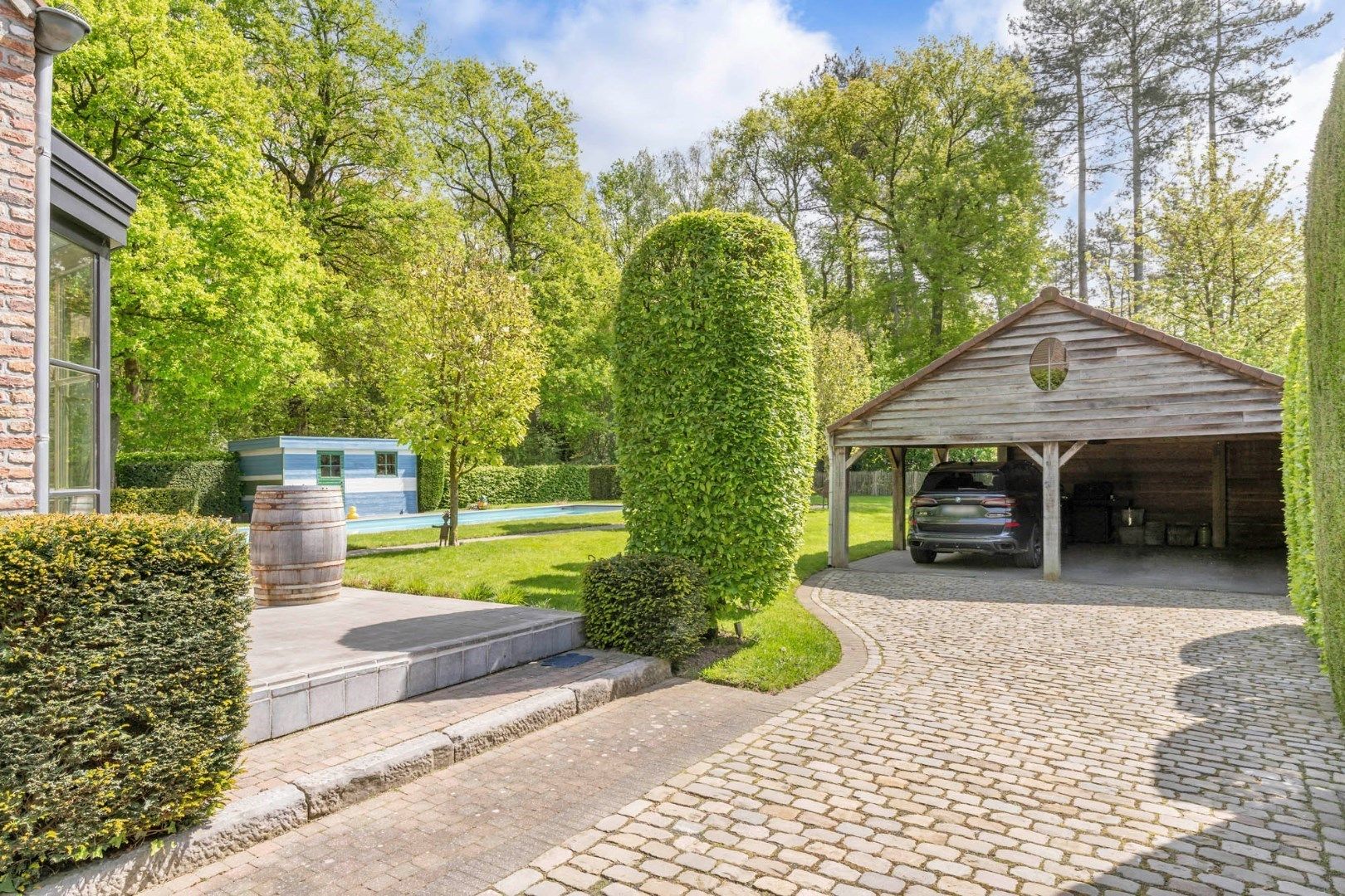 Villa met zwembad en stijlvolle tuin, dubbele carport en 5 slaapkamers in Genk, Gelieren.  EPC-energielabel B, zuidelijke tuinoriëntatie, 5 slaapkamers, 3 badka foto 8