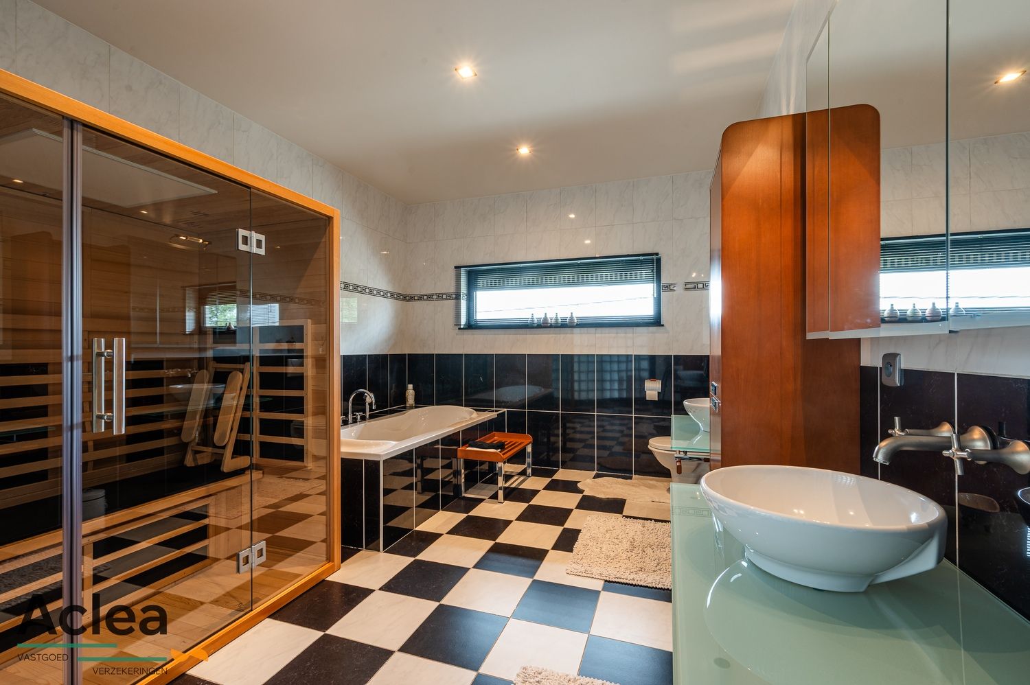 Moderne instapklare villa met zwembad en poolhouse foto 25