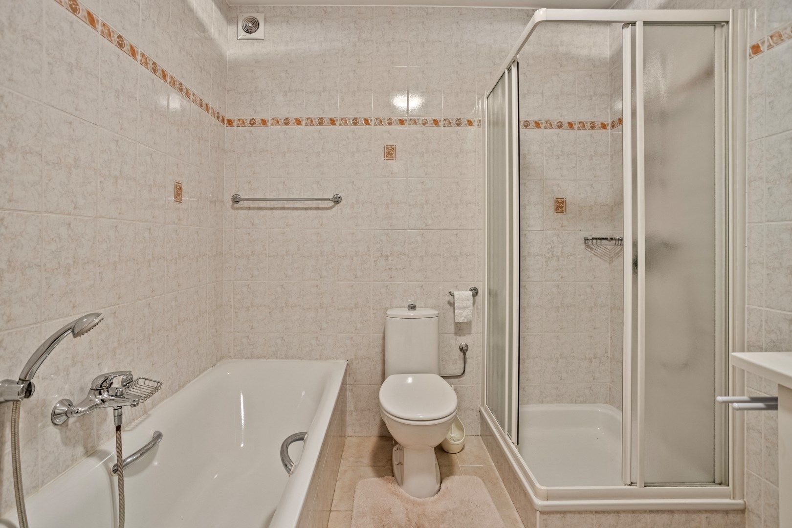 Ruim appartement van 117m² met 3 slaapkamers gelegen op centrale locatie te Brasschaat! foto 15