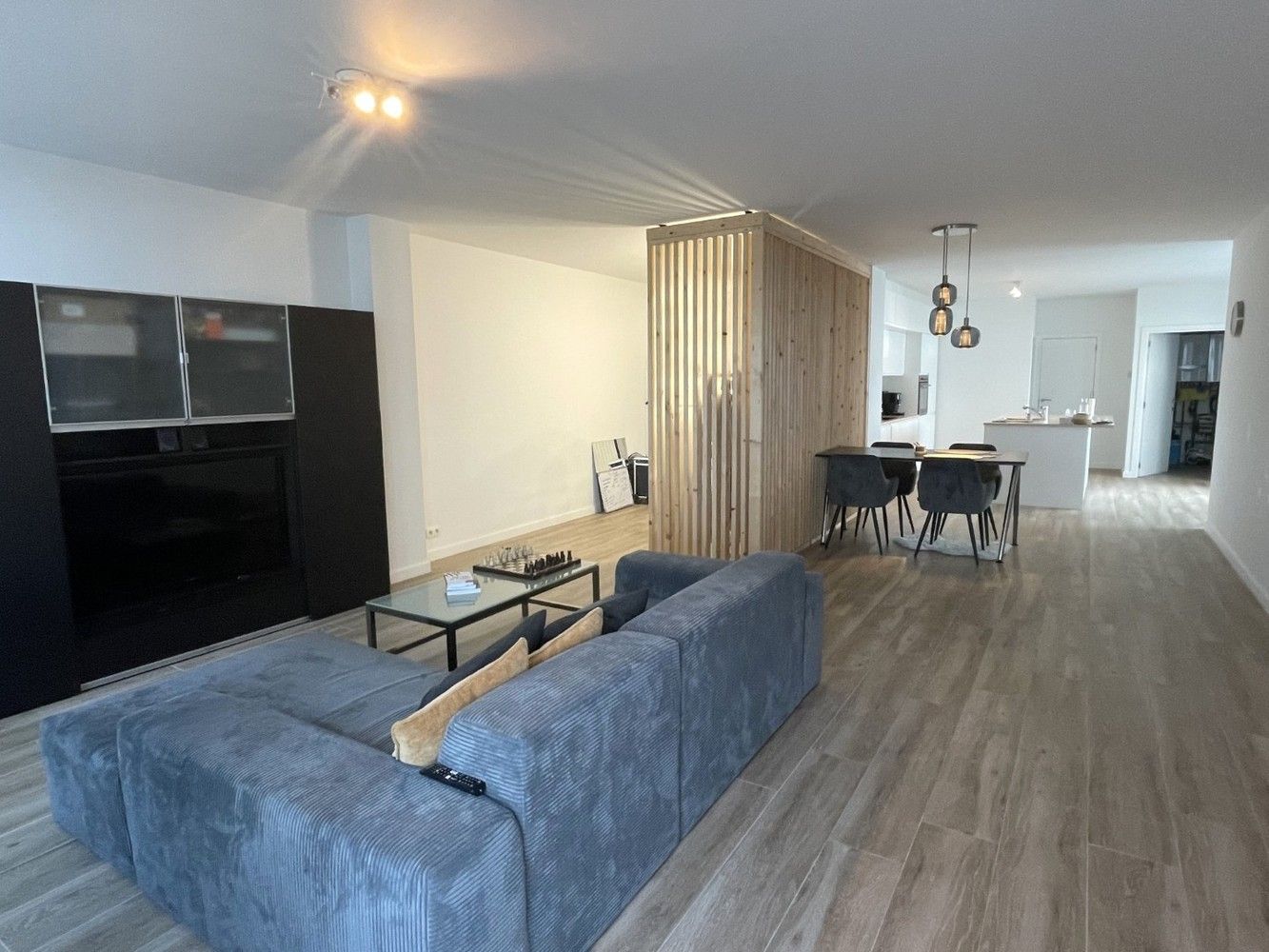 Instapklaar en polyvalent handelspand met 2 handelsruimten en ruim appartement foto 8