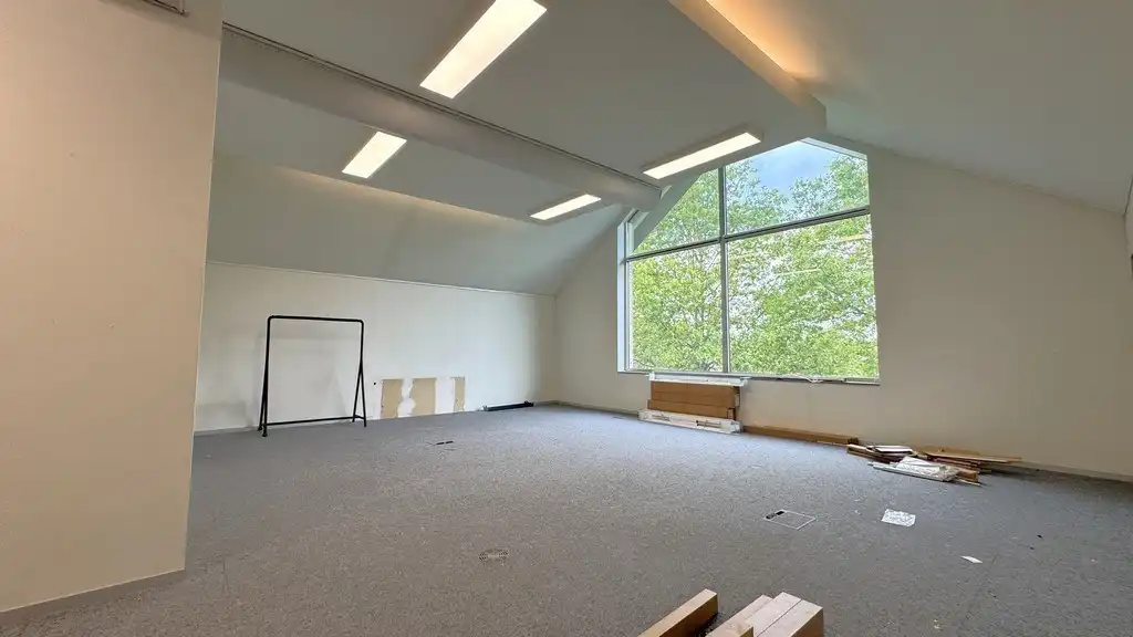 Gerenoveerde kantoorruimte te huur aan N70 in Lochristi foto 5