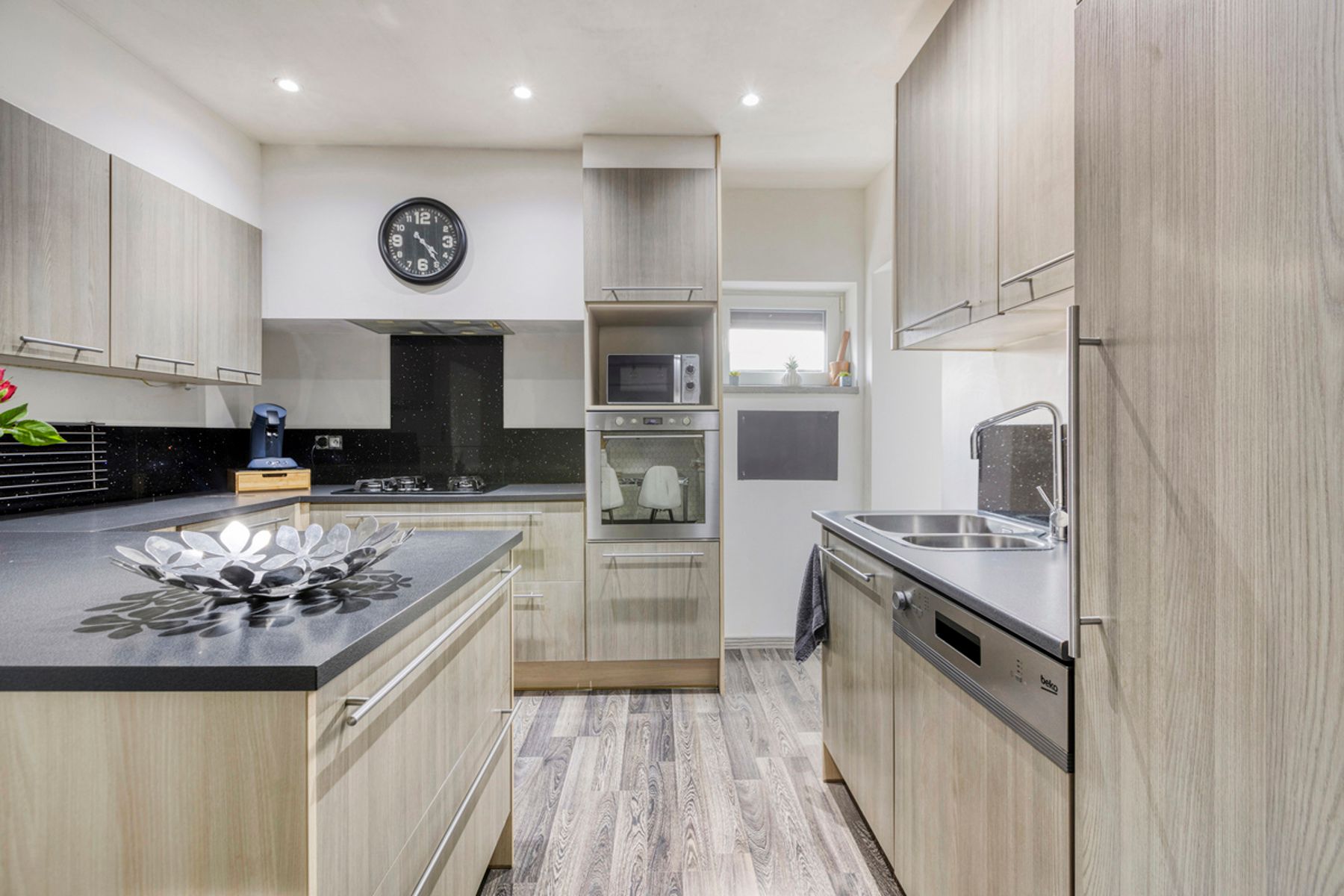 Gerenoveerde woning met 4 slaapkamers, veranda en zwembad. foto 9