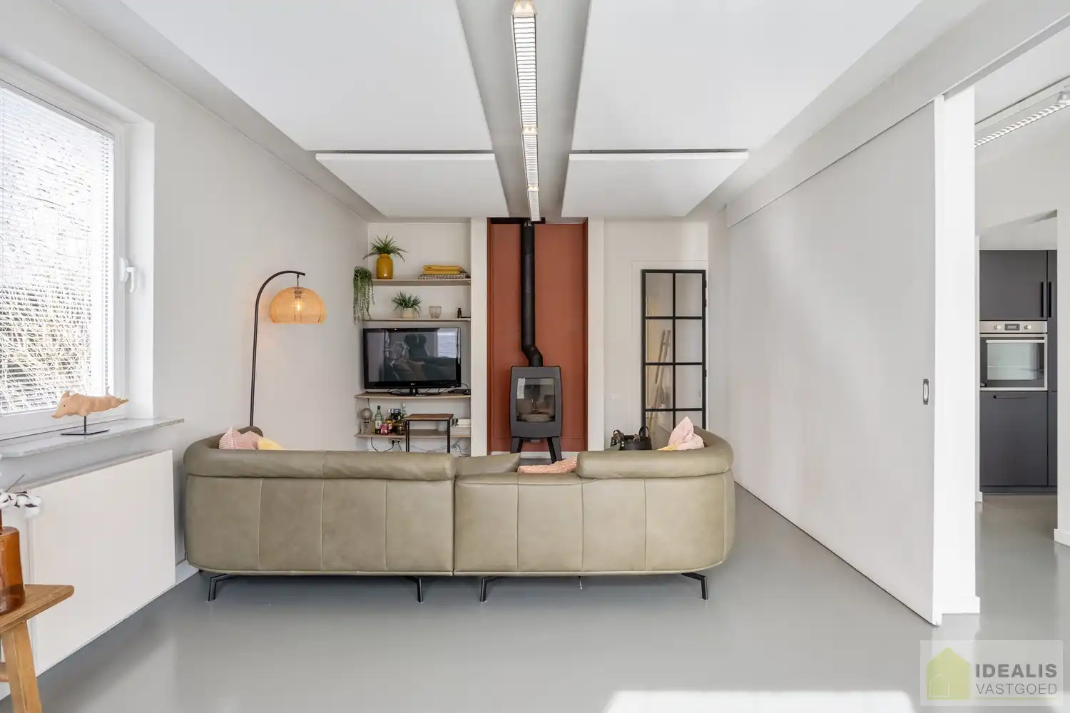 STATIG, STRAK EN UITERST RUIM COMPLEX MET HOOGSTAANDE AFWERKING EN OOG VOOR DETAIL. MOMENTEEL VOORZIEN VAN 3 SLAAPKAMERS, RIANTE LEEFRUIMTES ÉN UNIEKE LANDSCAPE KANTOORRUIMTES OP RESIDENTIËLE DOCH GUNSTIGE LOCATIE!! Dit exclusieve complex omvat maar liefst +-400m² netto bewoonbare oppervlakte! Kenmerkend aan dit statige pand is de unieke voorgevel die bezet is met keramische kunst van Pieter Stockmans. Gelegen op een residentiële locatie in een rustige woonstraat doch op enkele minuten van het centrum van Genk! foto 15