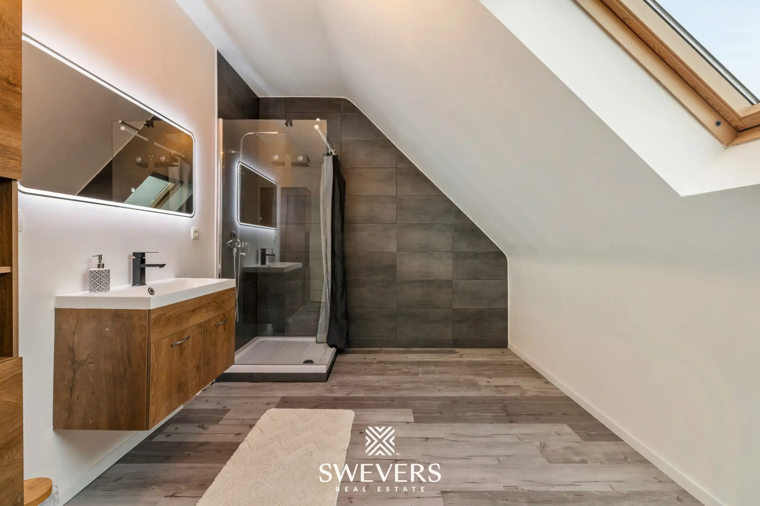 Rustig gelegen energiezuinige halfopen woning met 6 slaapkamers foto 24