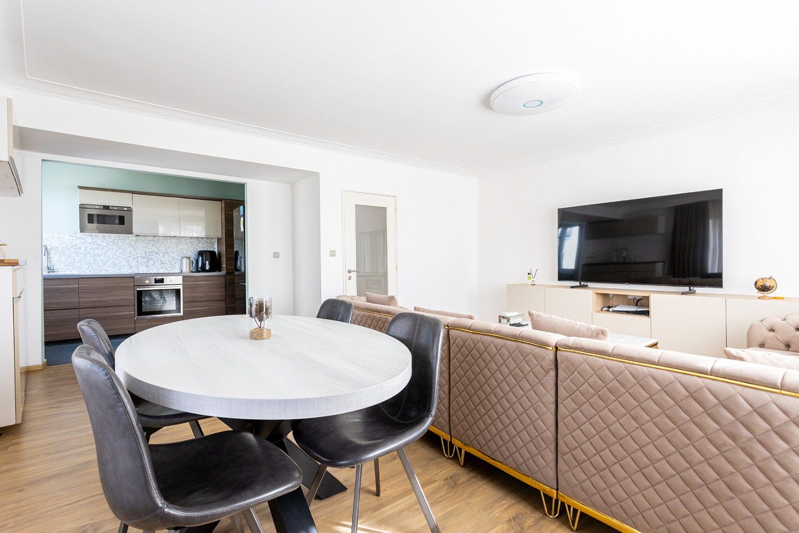 Instapklaar hoekappartement met 2 slaapkamers en terras! foto 6