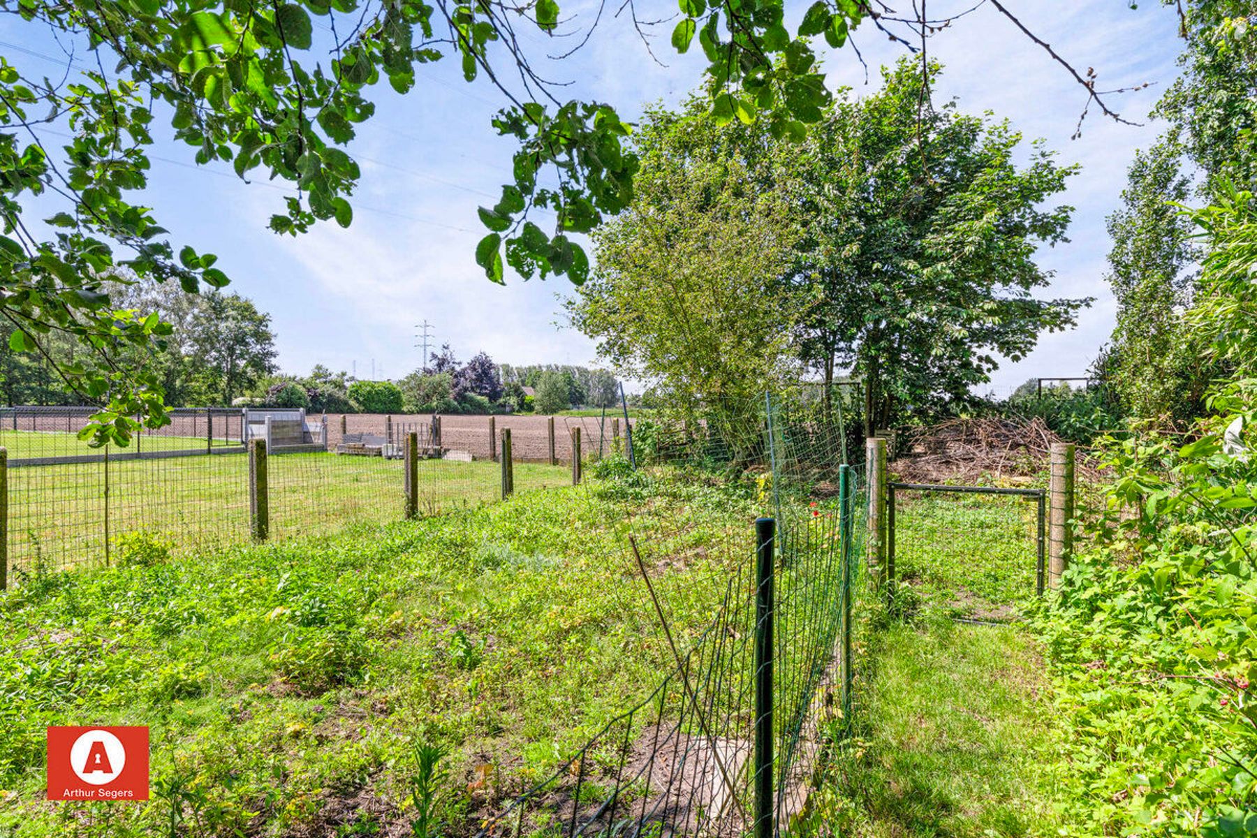 Open bebouwing op 12a met ZW gerichte tuin en ruim bijgebouw foto 3