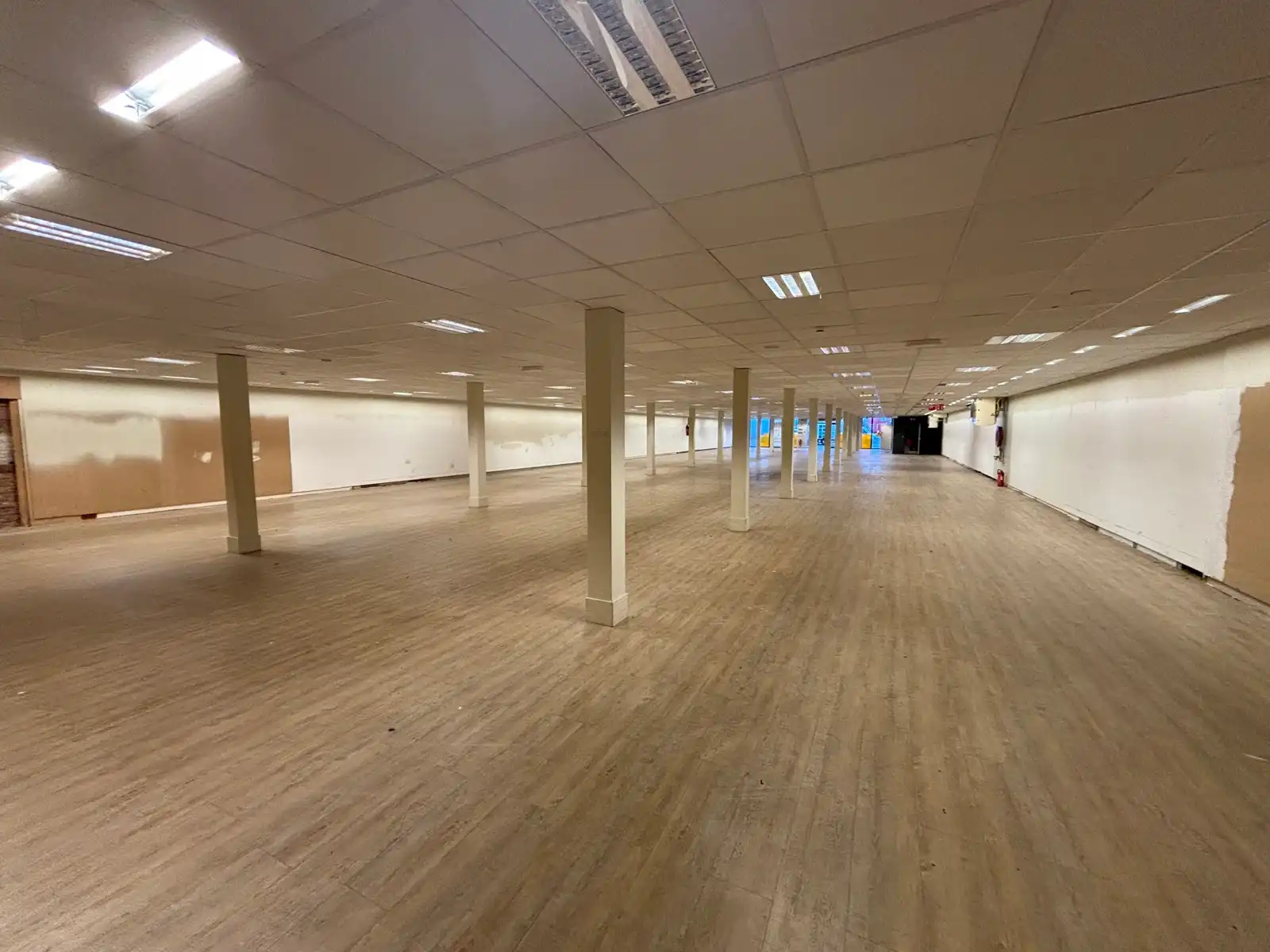 Handelspand van ca. 940 m² te huur in Zandhoven foto 4