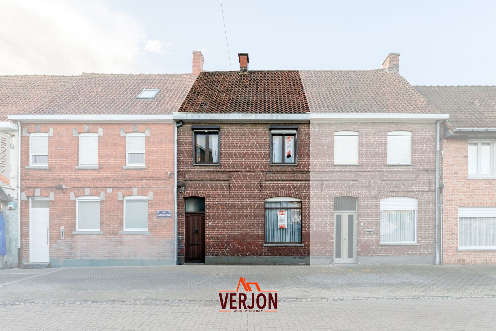 Hoofdfoto van de publicatie: Charmante woning met ruime tuin te koop op het dorpsplein in Kachtem!