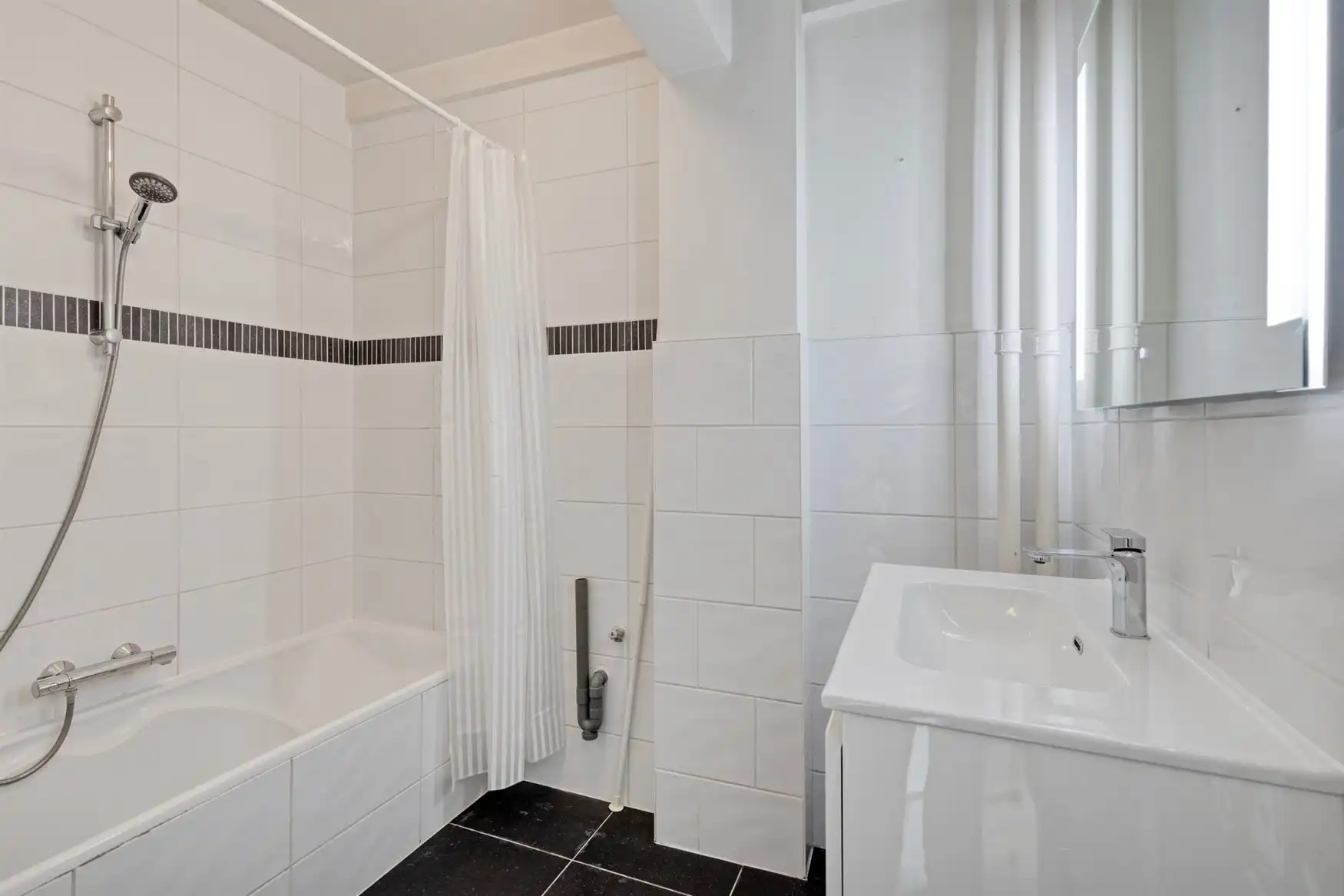 Lichtrijk appartement op gegeerde locatie foto 6