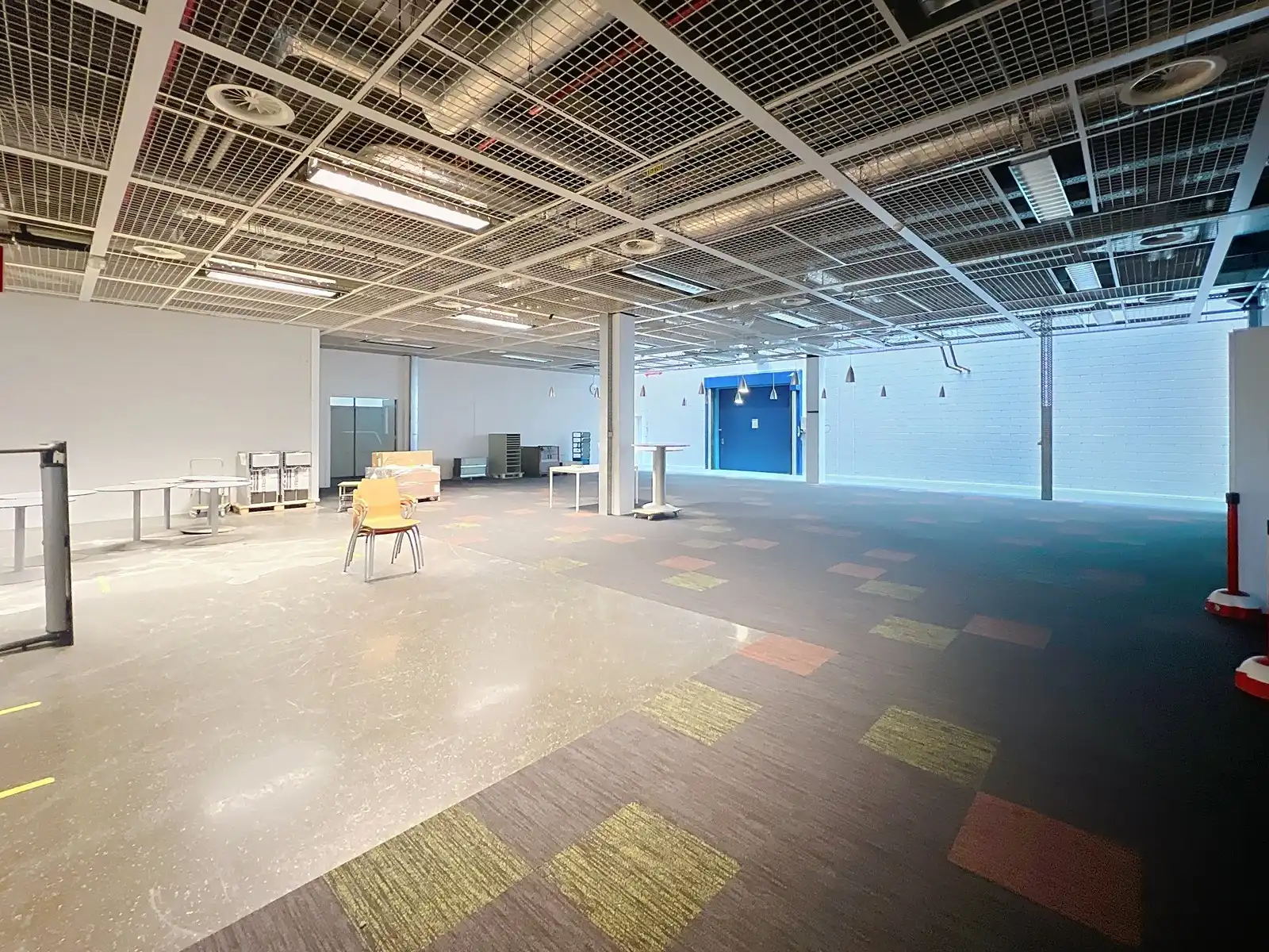 LICHTRIJKE kantoorruimten (1.400 tot 1.800m²) aan ZEER interessante voorwaarden nabij afrit Kortrijk-Oost E17. Onmiddellijk beschikbaar! foto 23