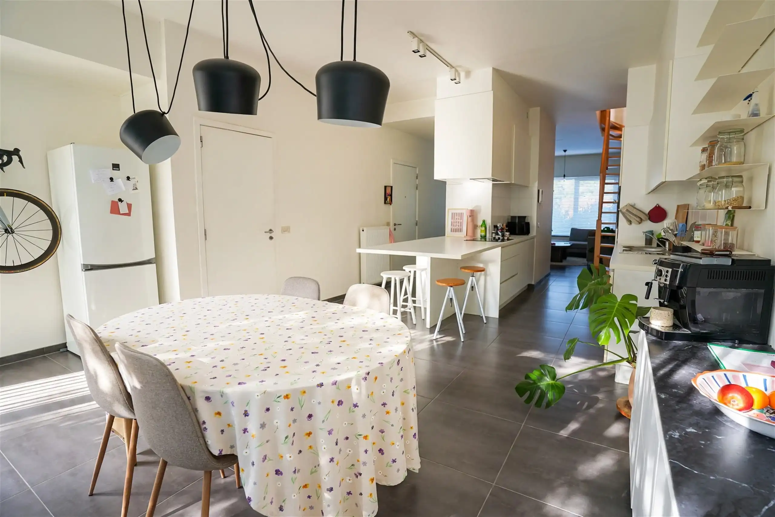 Jonge woning met 2 overrdekte staanplaatsen en kleine tuin foto 5