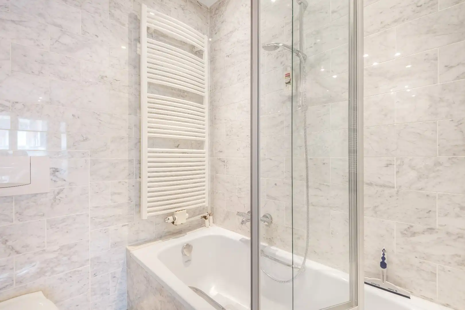 Aangenaam appartement met groot zonneterras gelegen in een rustige zijstraat van de Dumortierlaan. Parking mogelijk. foto 15