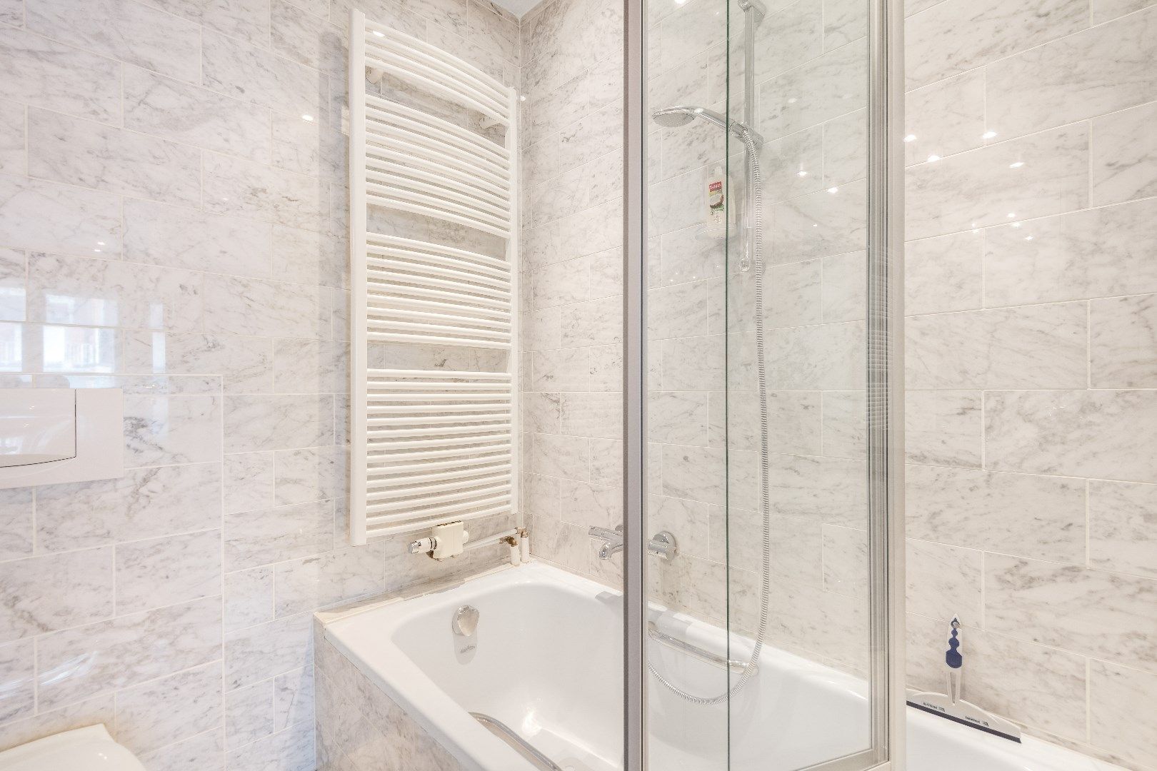 Aangenaam appartement met groot zonneterras gelegen in een rustige zijstraat van de Dumortierlaan. Parking mogelijk. foto 15