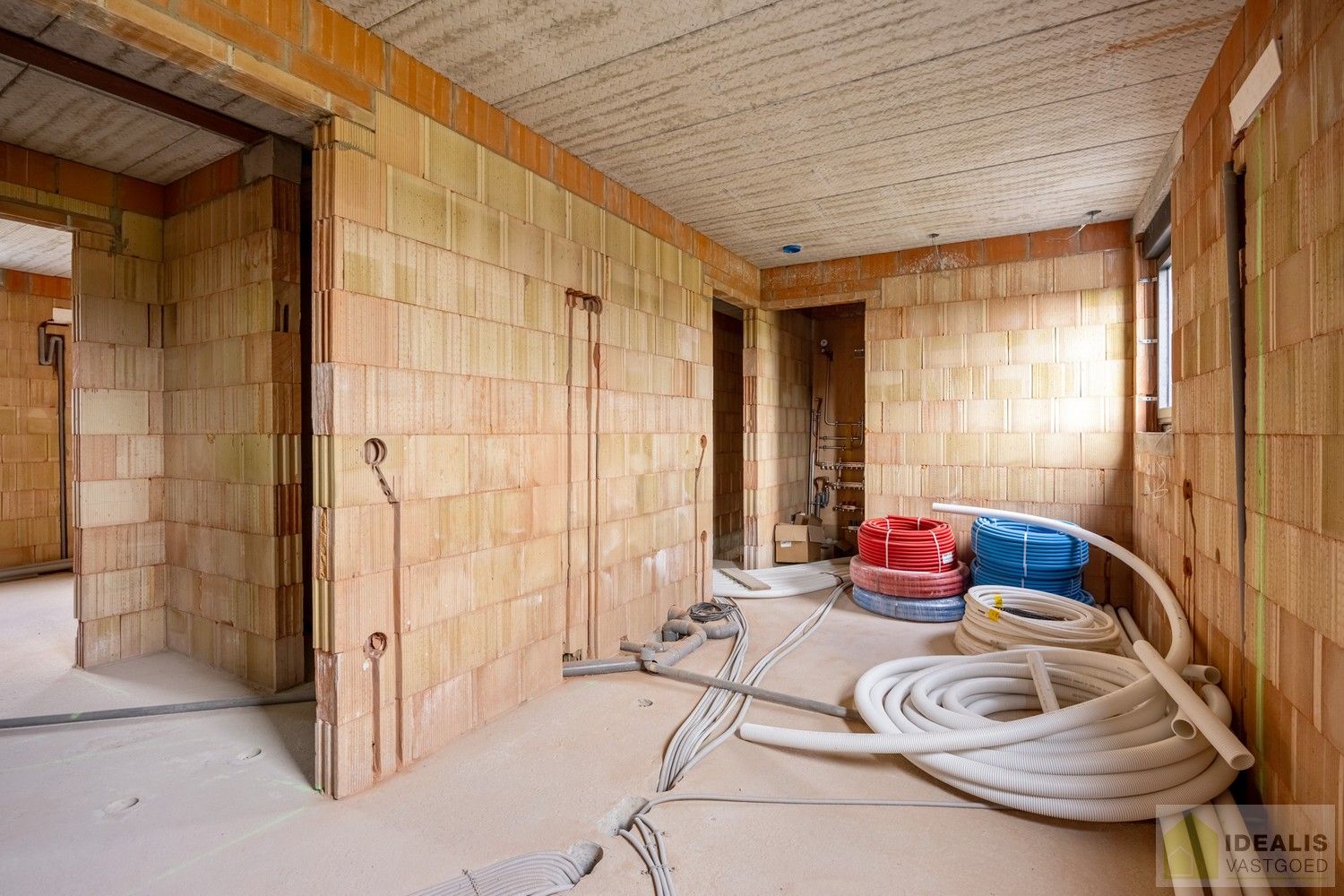 IDEALIS VASTGOED – RUIME (CASCO/VERDER AF TE WERKEN) NIEUWBOUWVILLA MET DE PERFECTE INDELING, EEN HEERLIJKE LEEFRUIMTE, KANTOOR, EXTRA RUIME BERGING, 3 RUIME SLAAPKAMERS, 3 BADKAMERS, CARPORT EN OVERDEKT TERRAS OP EEN RIANT PERCEEL VAN MAAR LIEFST 29A 51CA MET VRIJE ZICHTEN EN DE PERFECTE ORIENTATIE! foto 22