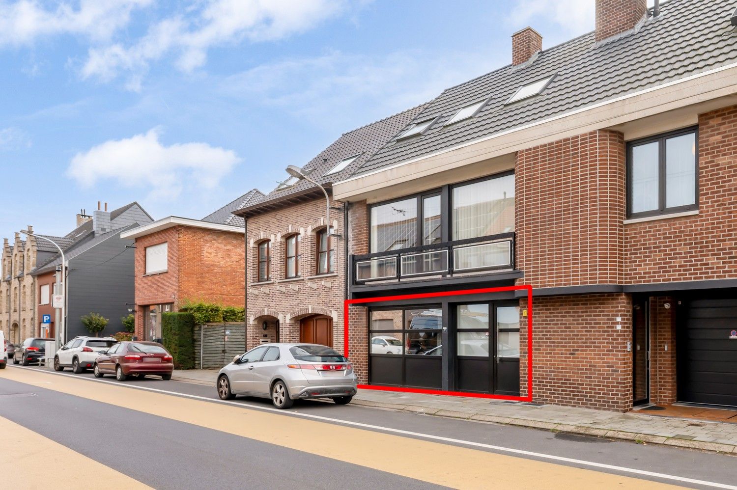 Uitzonderlijk gelijkvloers appartement met royale kelder en twee carports. foto 4