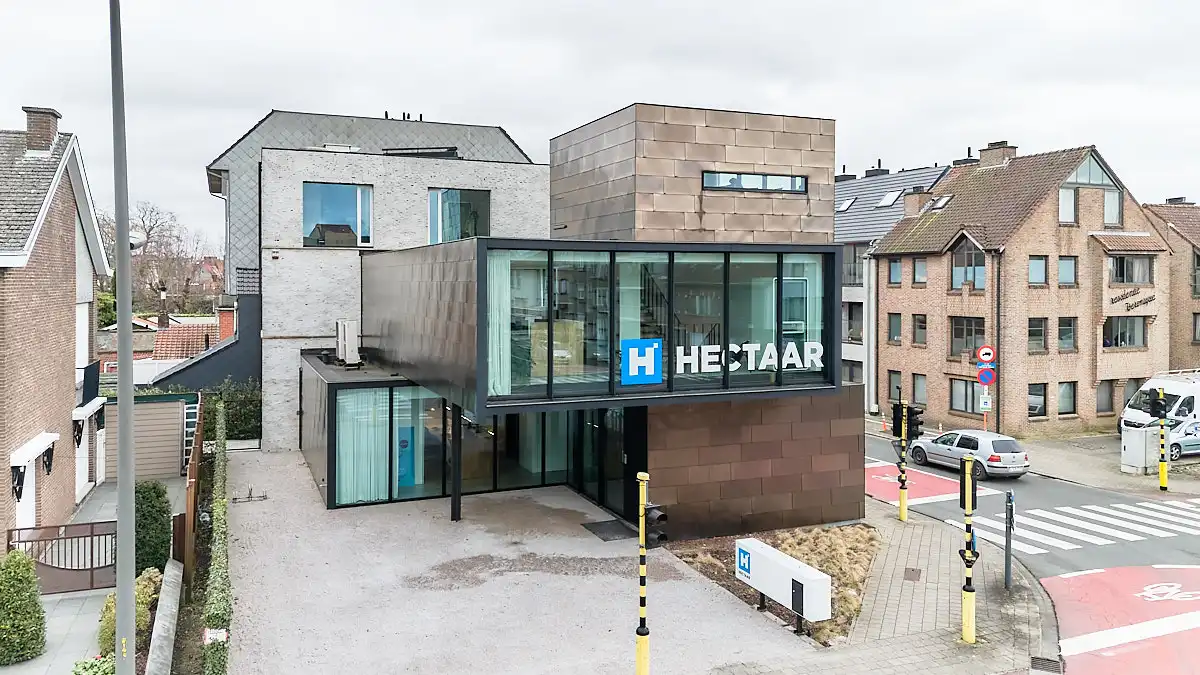 Recent kantoorgebouw te koop op commerciële ligging te Roeselare foto {{pictureIndex}}