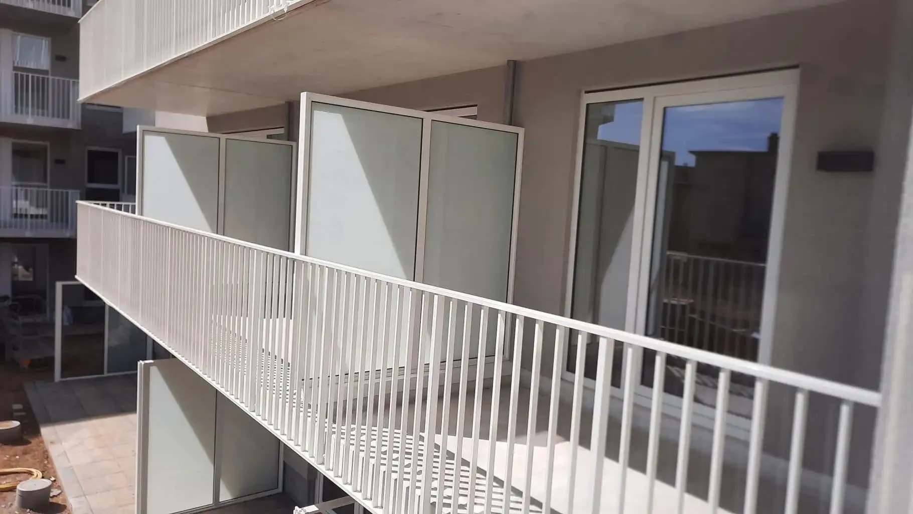 Tweekamerappartement met terras en twee binnenstaanplaatsen foto 3