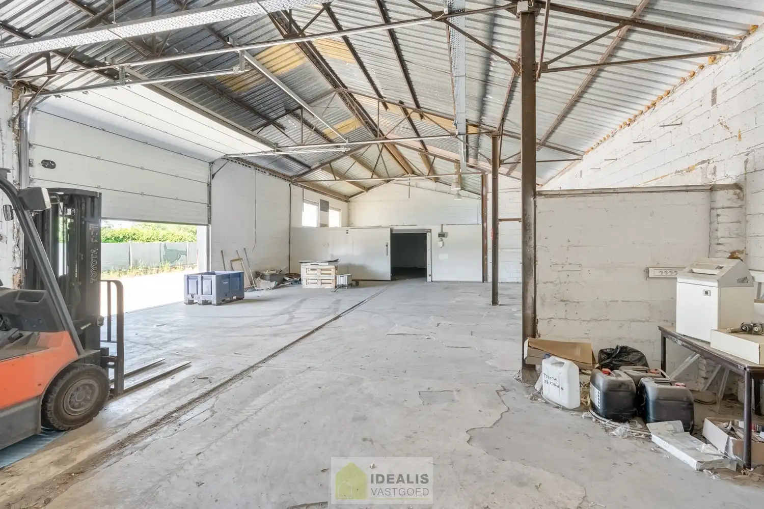 Ruim magazijn met conciërgewoning op een perceel van +-16are foto 7