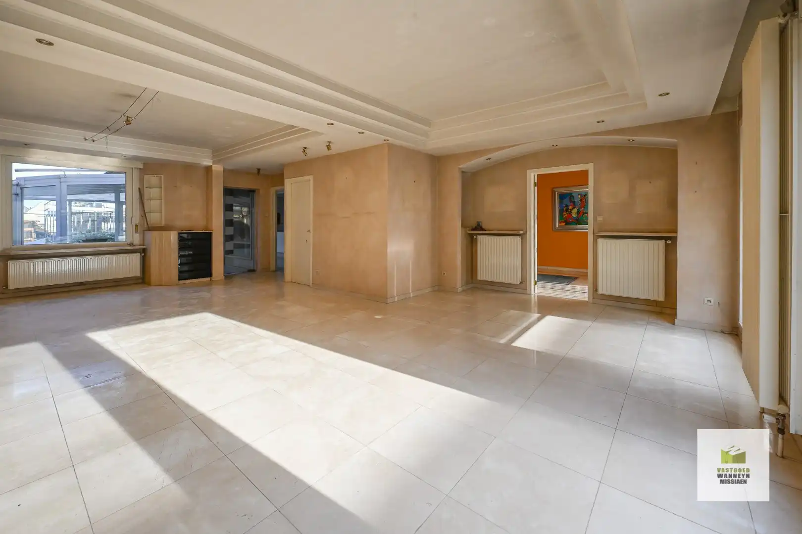 Ruime te renoveren gezinswoning met grote garage en 4 slaapkamers op 349 m2 foto 4