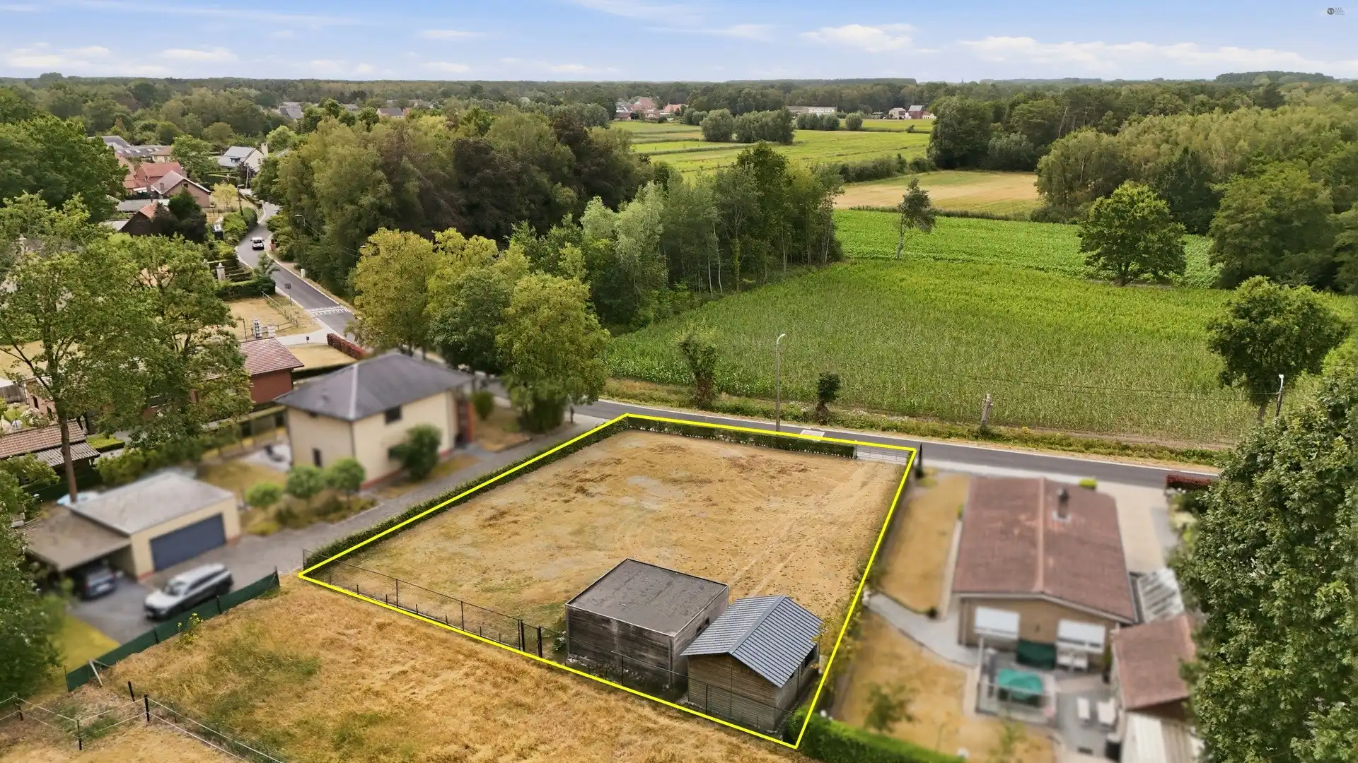 Bouwgrond van 904 m² met 24 m straatbreedte foto {{pictureIndex}}