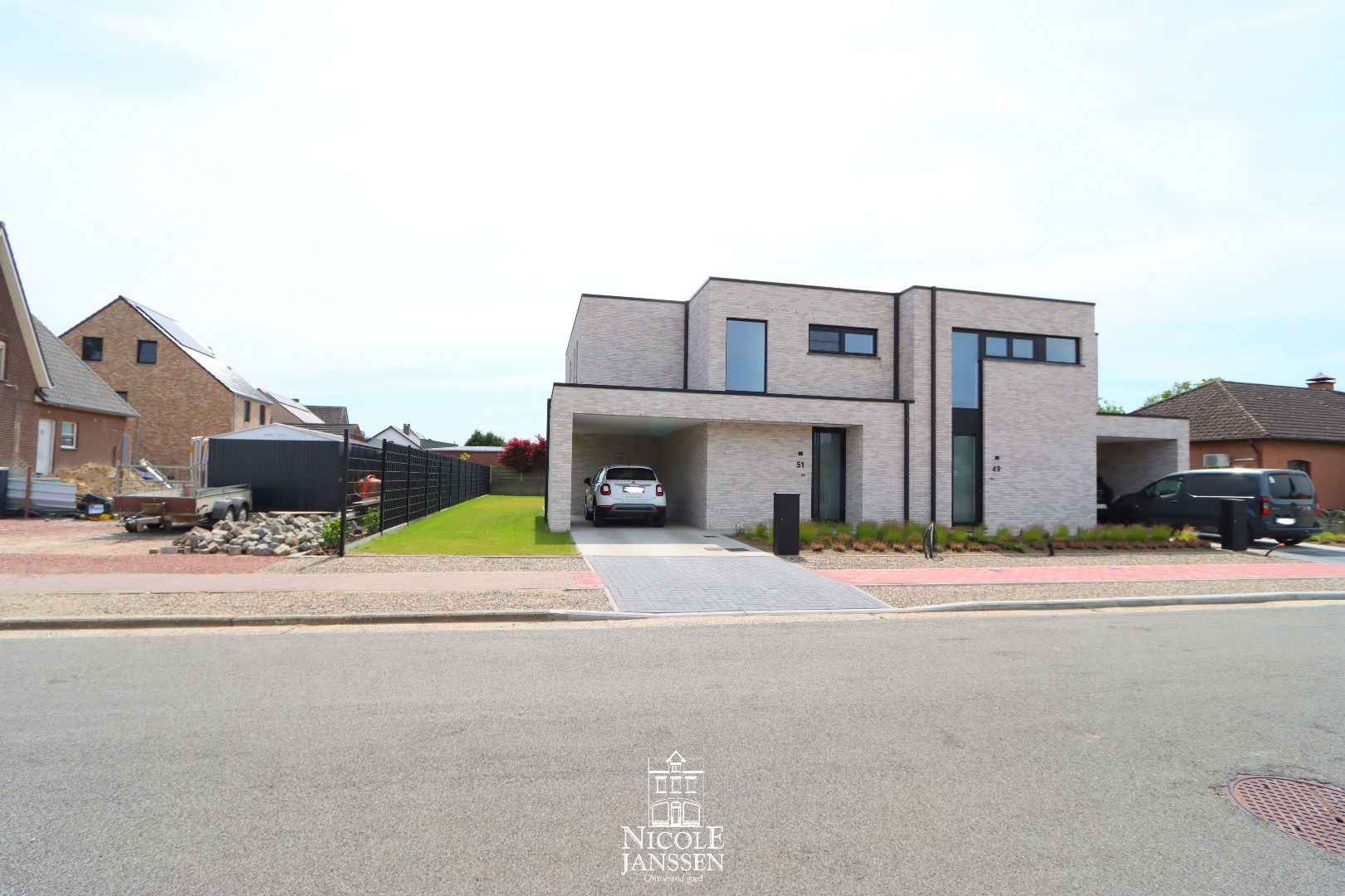 Halfvrijstaande nieuwbouwoning met 3 slaapkamers, carport en tuin in een rustige omgeving foto 2