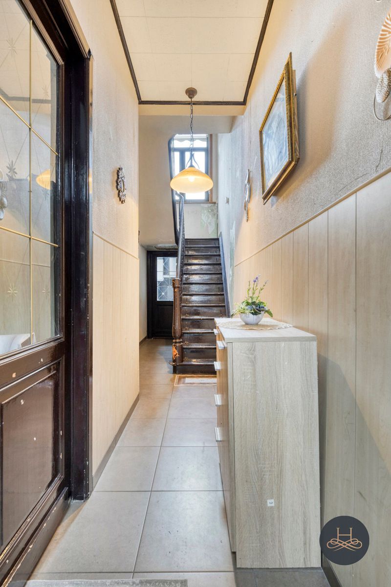 Knappe renovatiewoning met binnenplaats en 4 slaapkamers foto 3