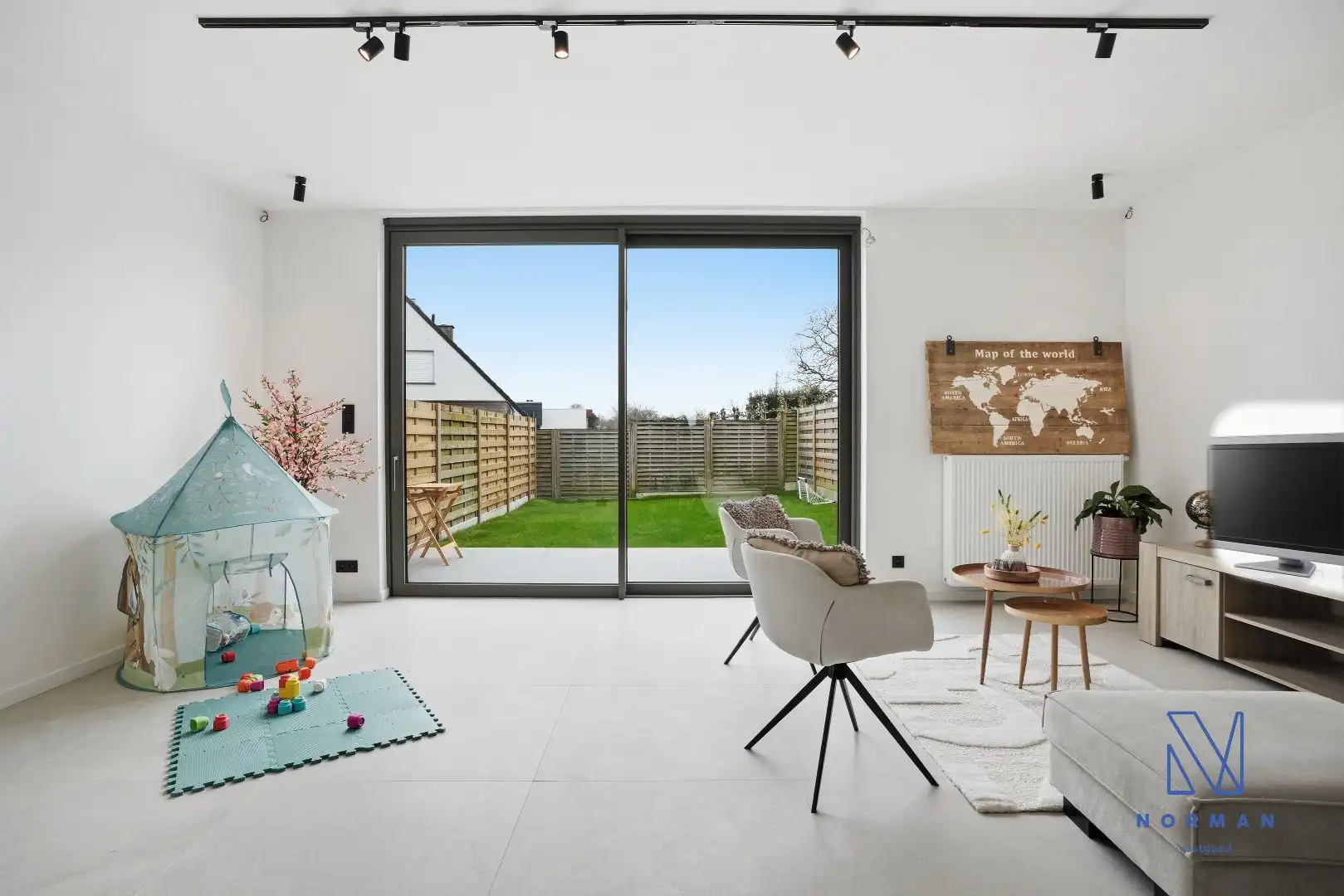 Instapklare, volledig gerenoveerde woning te koop met EPC A, uitgerust met zonnepanelen, drie slaapkamers en een aangelegde tuin. foto 2