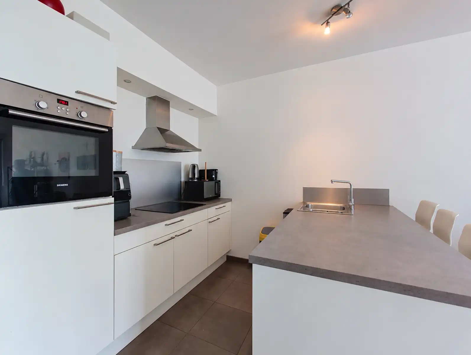 INSTAPKLAAR APPARTEMENT MET 2 SLPKS, TERRAS & AUTOPLAATS foto 2