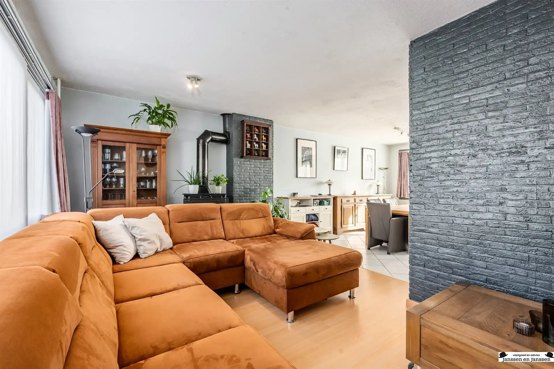 Instapklare bel-etage met 3 à 4 en twee garages! foto 4