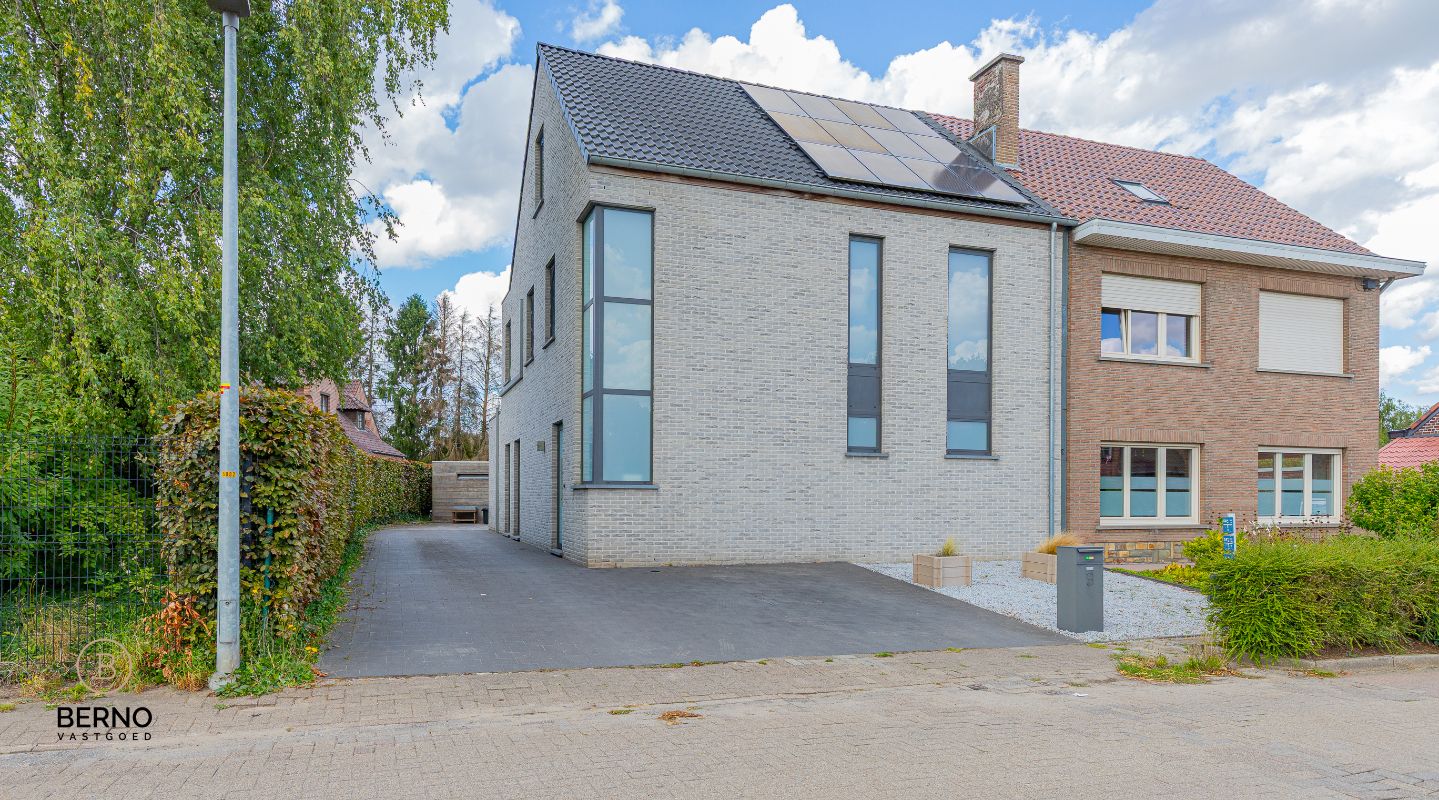 Recente half open bebouwing op 645m2 grond foto {{pictureIndex}}