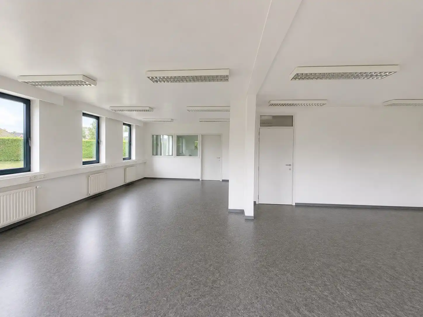 Ruim (430m²), multifunctioneel pand (bewoning, kantoor, praktijk, horeca, ...)  op ZICHTLOCATIE langs invalsweg Roeselare (vlakbij de ring R32). foto 9