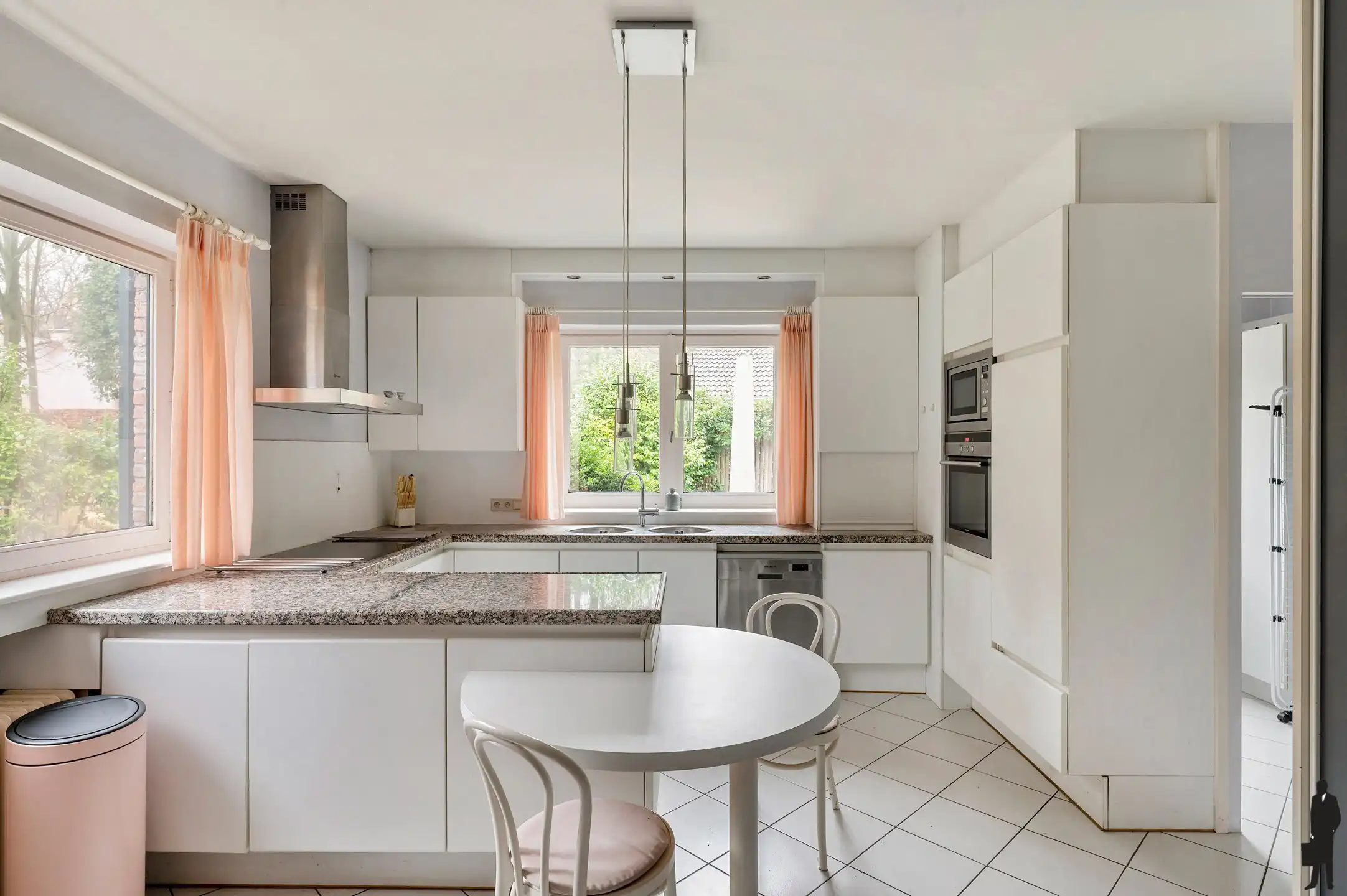 Residentieel gelegen te renoveren villa op ca. 2415m². foto 10