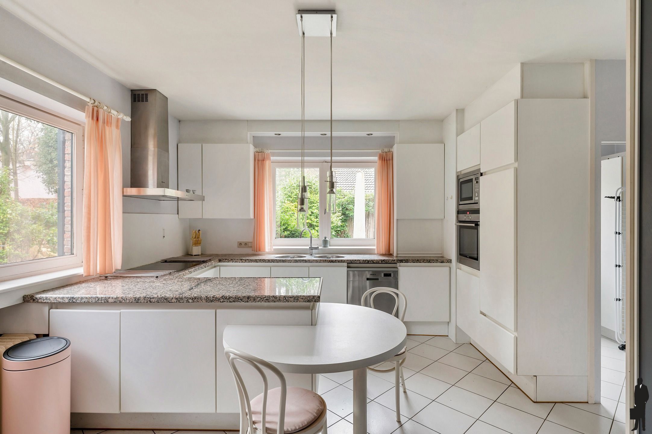 Residentieel gelegen te renoveren villa op ca. 2415m². foto 10