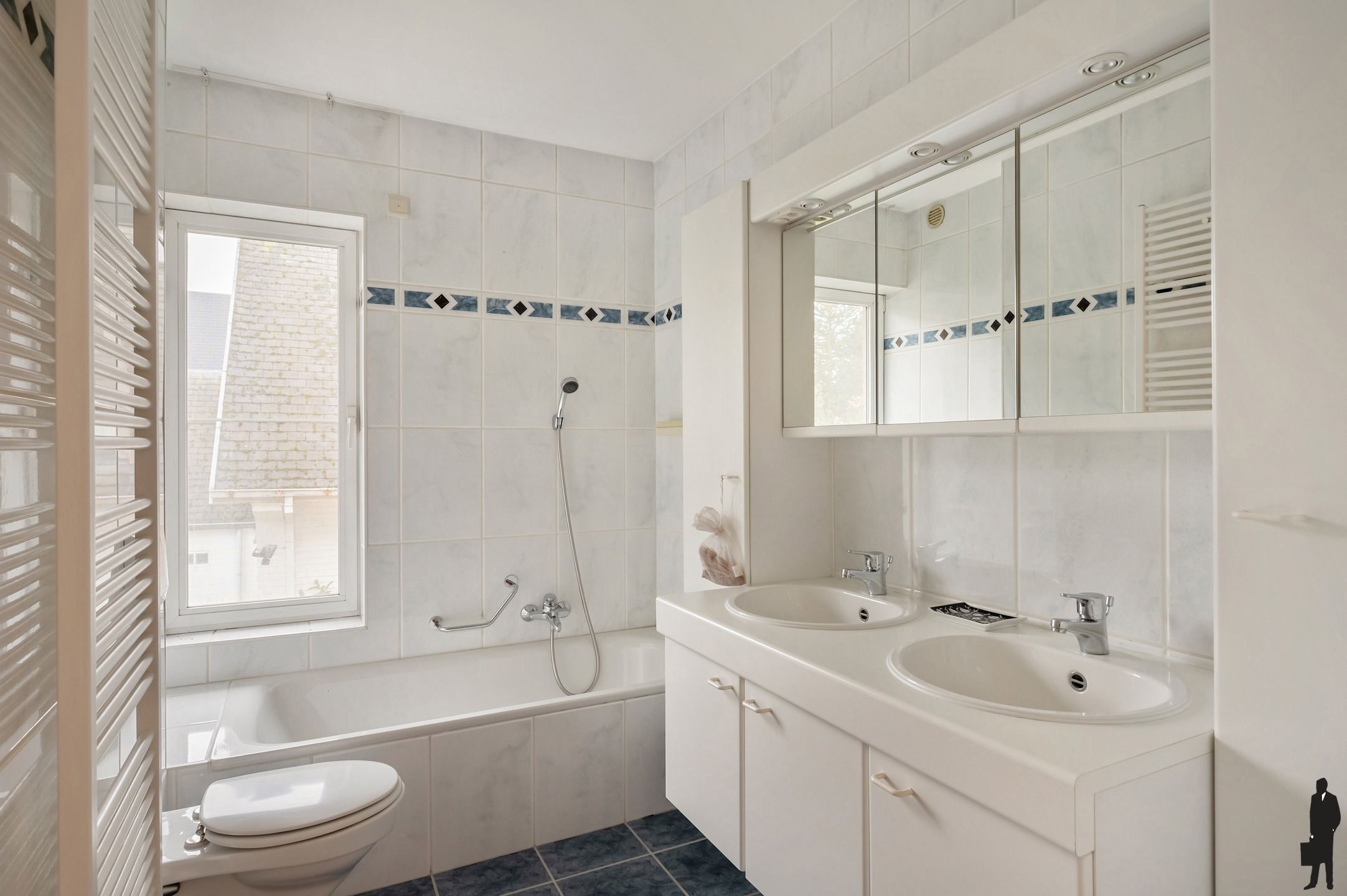 Ruim villa-appartement met 4 slaapkamers & garage foto 9