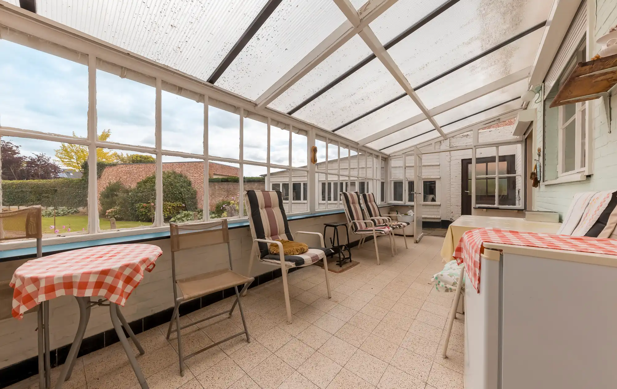 TE KOOP: Mooie op te frissen woning met 3 slaapkamers, garage en veel potentieel foto 15