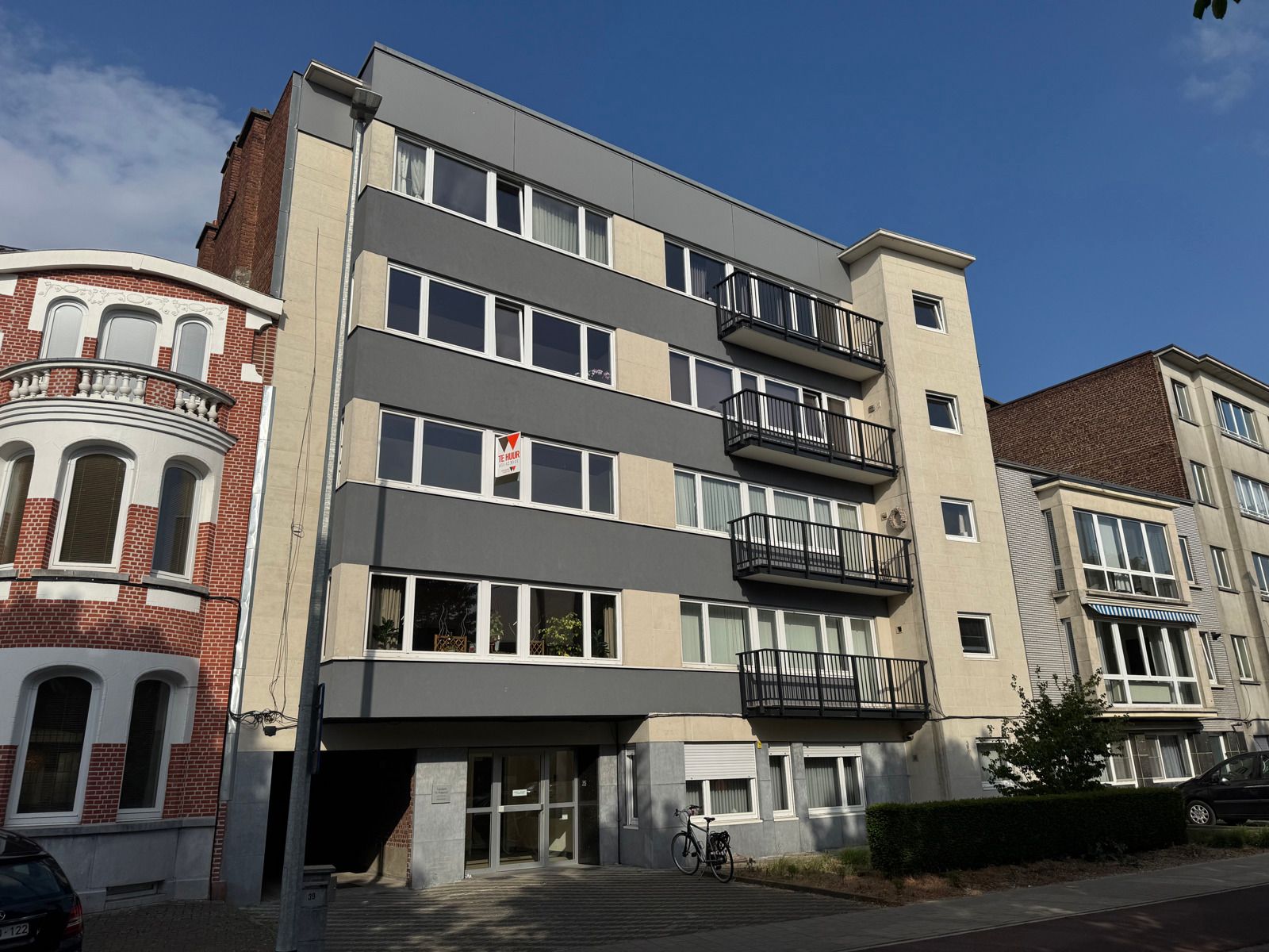 Te huur: ruim appartement aan de rand van centrum Aalst foto {{pictureIndex}}