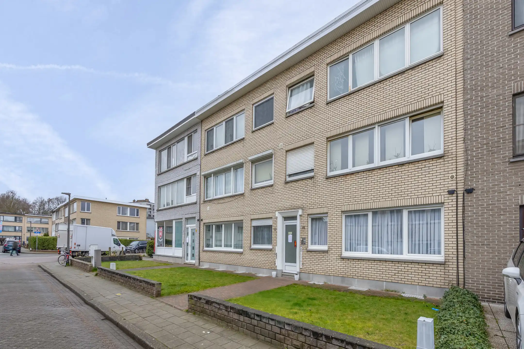 Zeer mooi gelijkvloers appartement met 2 slpk, tuin en grote garage foto {{pictureIndex}}