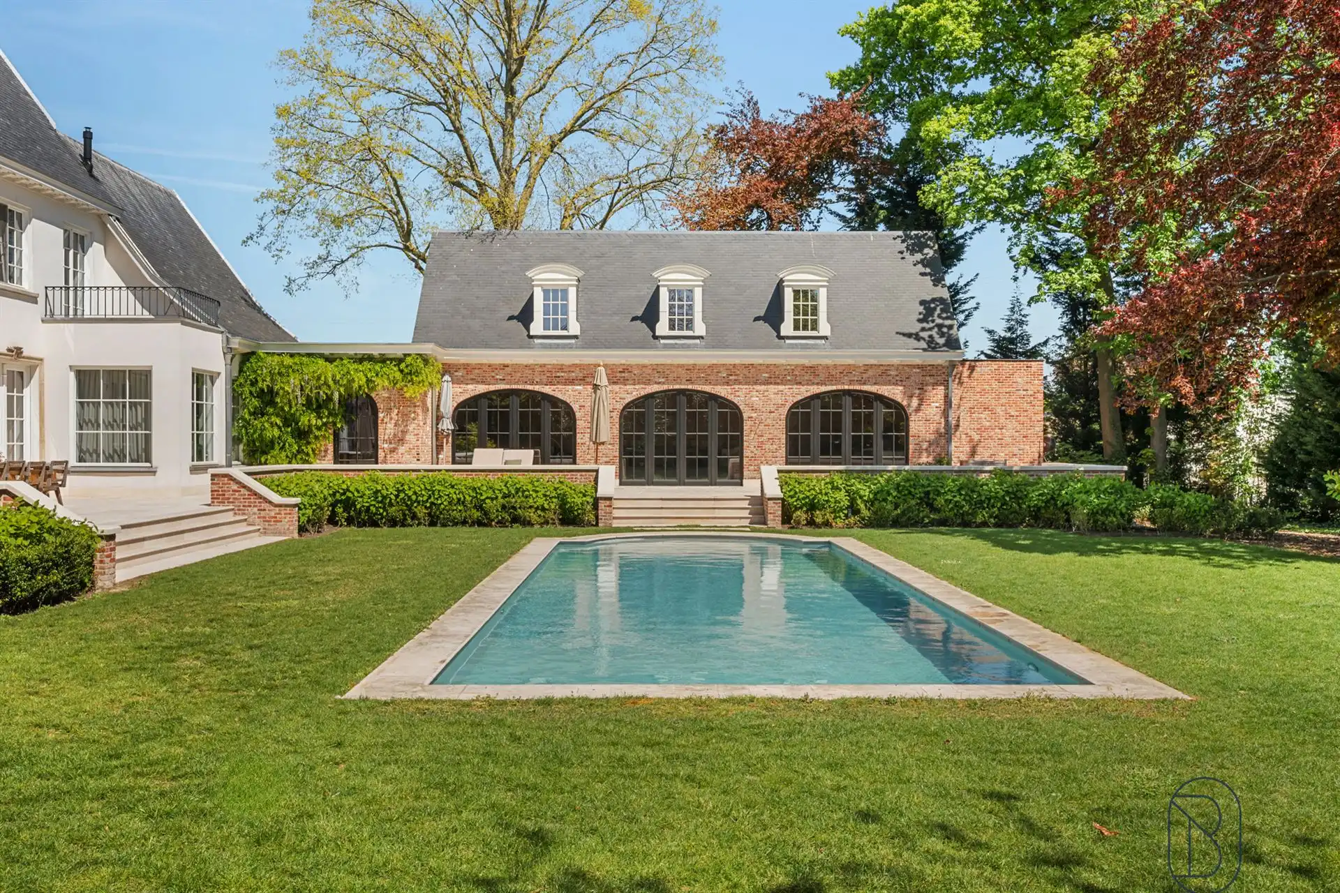 Prachtig afgewerkte franse villa met bijgebouw en zwembad foto 7