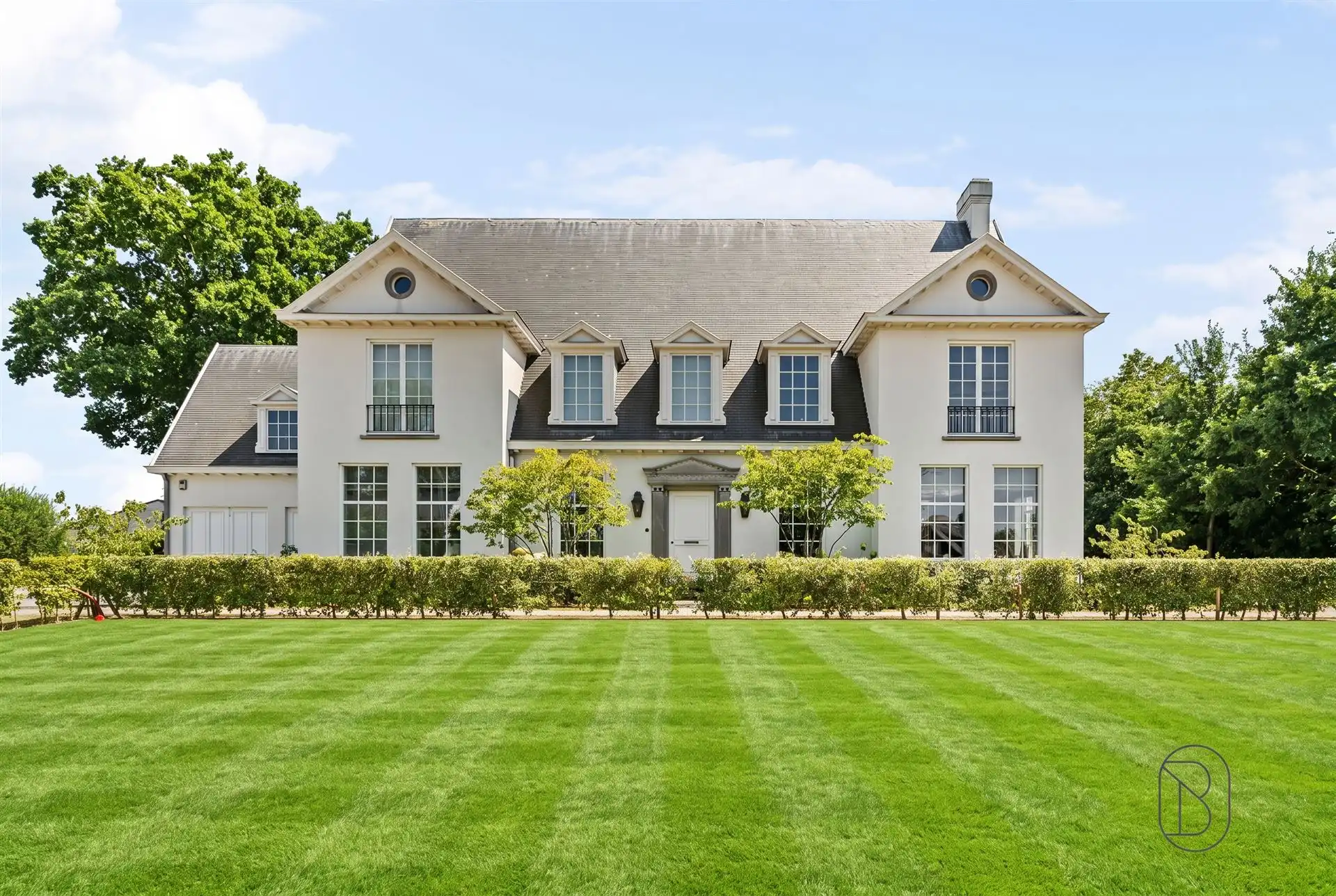 Prachtig afgewerkte franse villa met bijgebouw en zwembad foto 4
