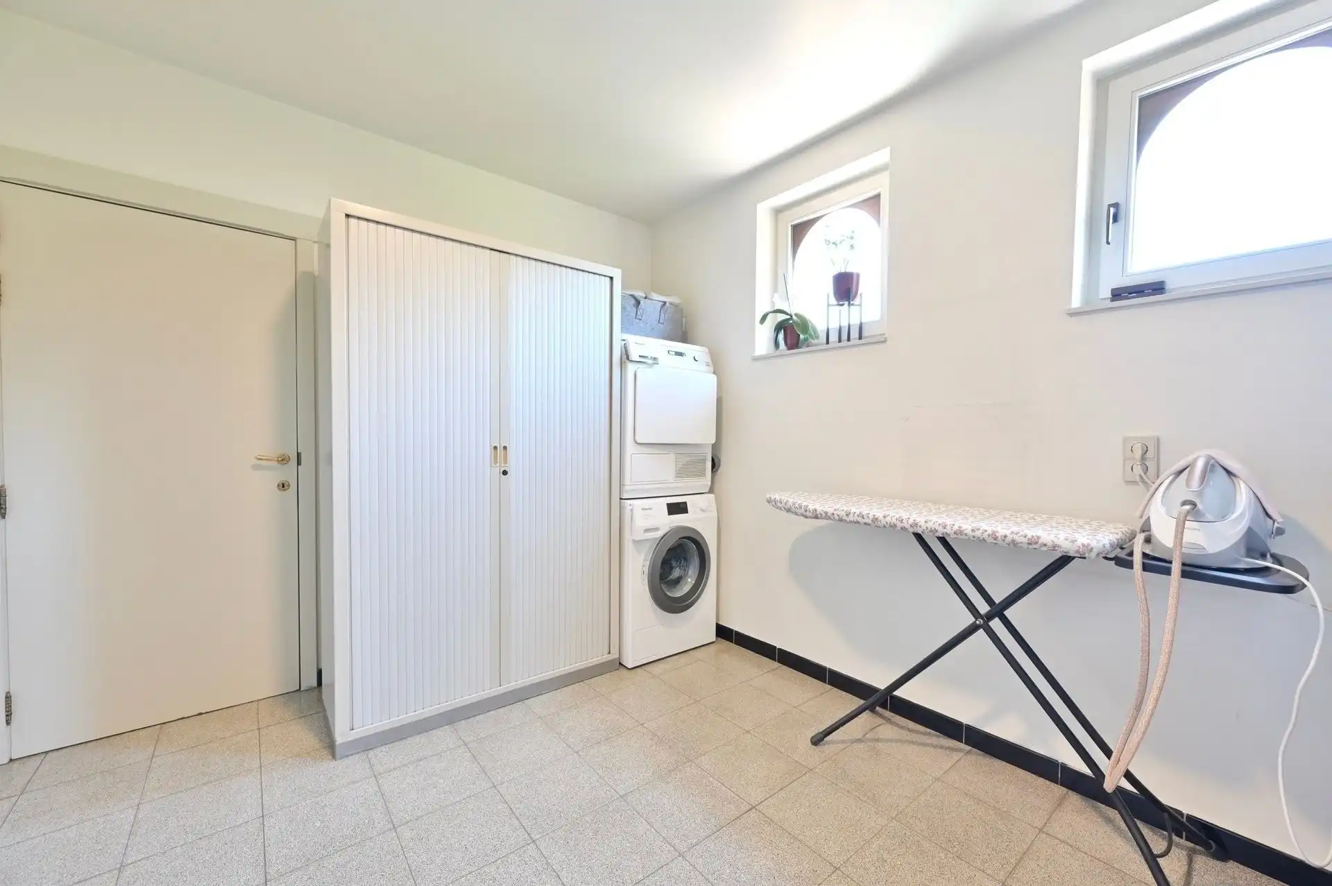 Prachtige Villa woning met 4 slaapkamers, nieuwe keuken en badkamer, dubbele garage met zuidgerichte tuin foto 17