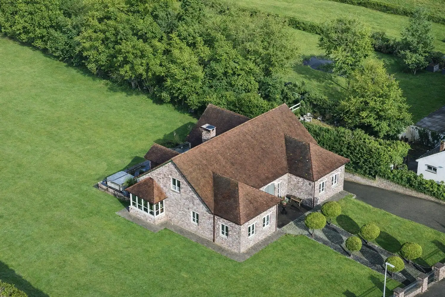 Exclusieve woning op 33a mooi gelegen aan natuurgebied te Rekem foto {{pictureIndex}}