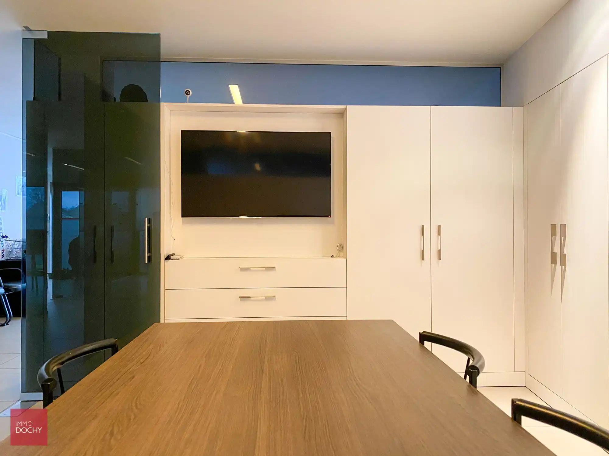 Heel goed gelegen handelspand / instapklare kantoren met private parking | Beverestraat foto 4