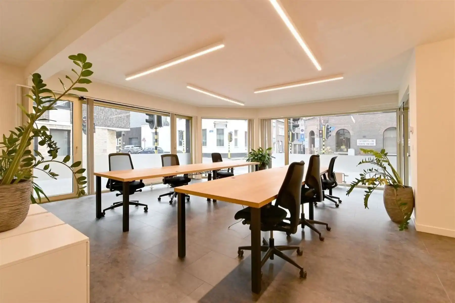 Modern, gerenoveerd kantoor met ruime garage foto 2