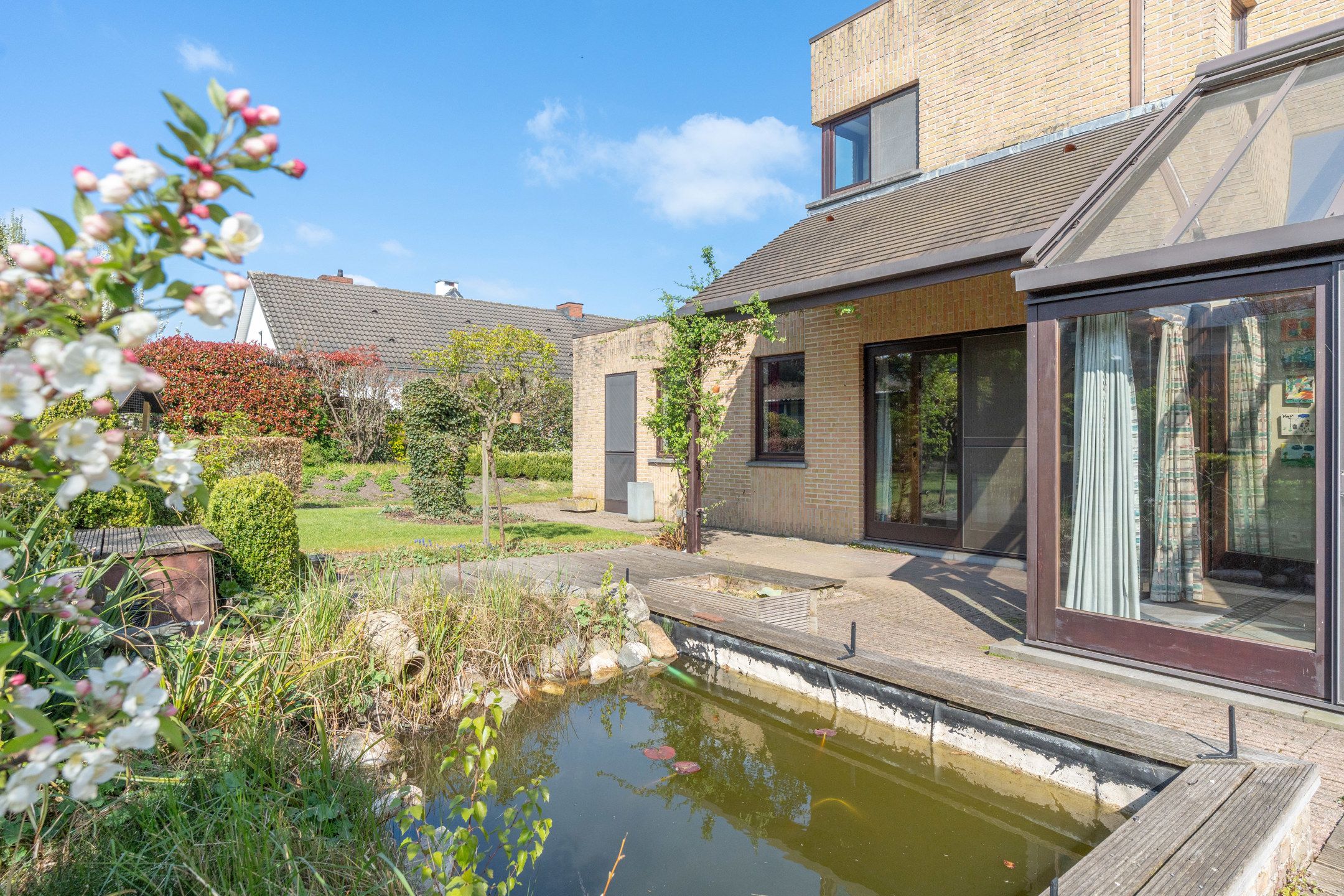 Goed onderhouden villa met 5 slpk's op perceel van 1.060m². foto {{pictureIndex}}