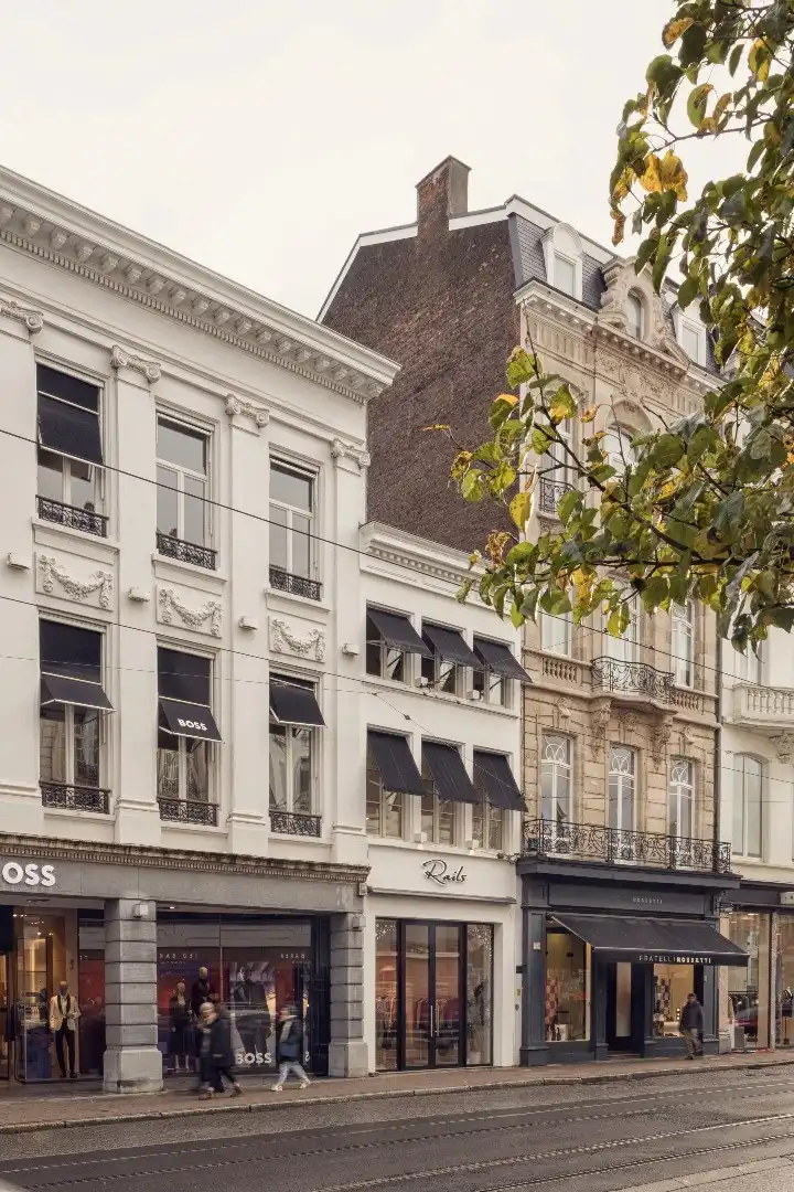 Winkel in drukbezochte Huidevettersstraat foto 2