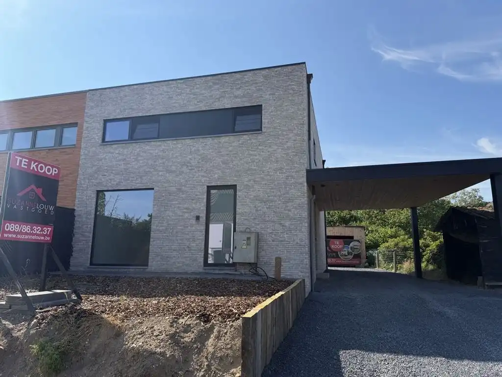 Stijlvolle nieuwbouwwoning met moderne architectuur foto {{pictureIndex}}