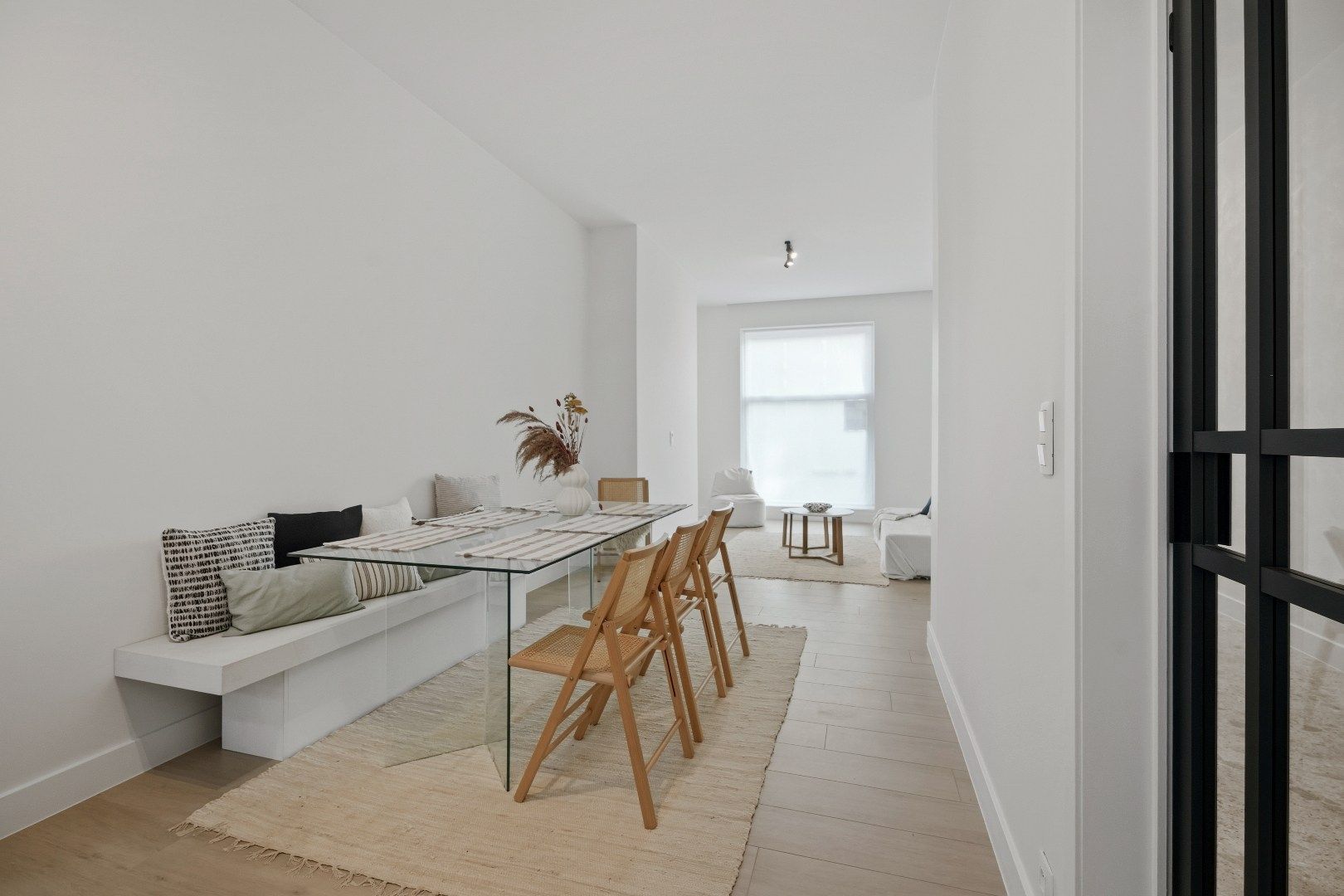 Grote woning, voorzien van vier kamers, twee badkamers, een uitweg,... foto 4