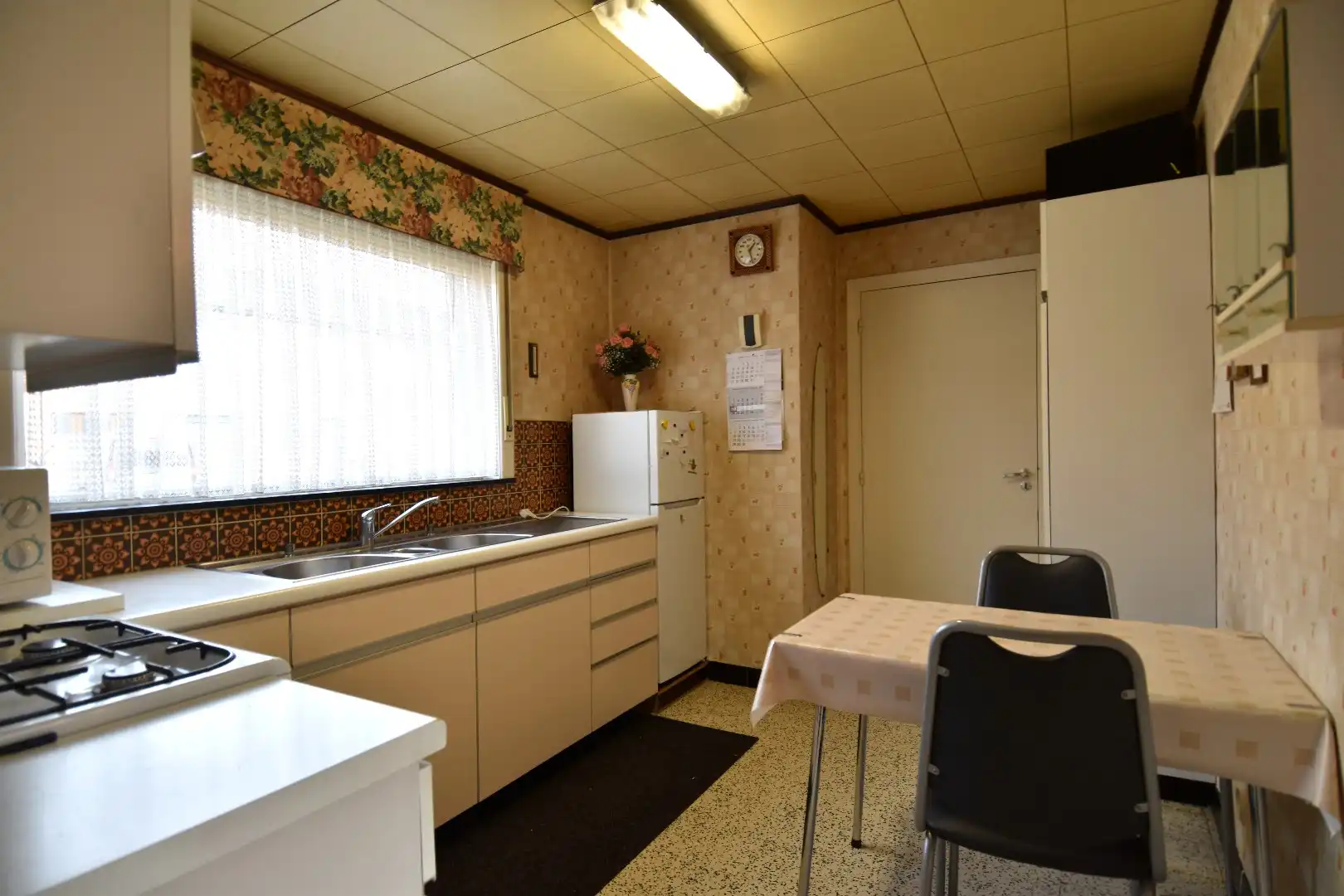 Gezellige woning met 3 slaapkamers, zonnige tuin en 2 garages te koop in Gullegem foto 3