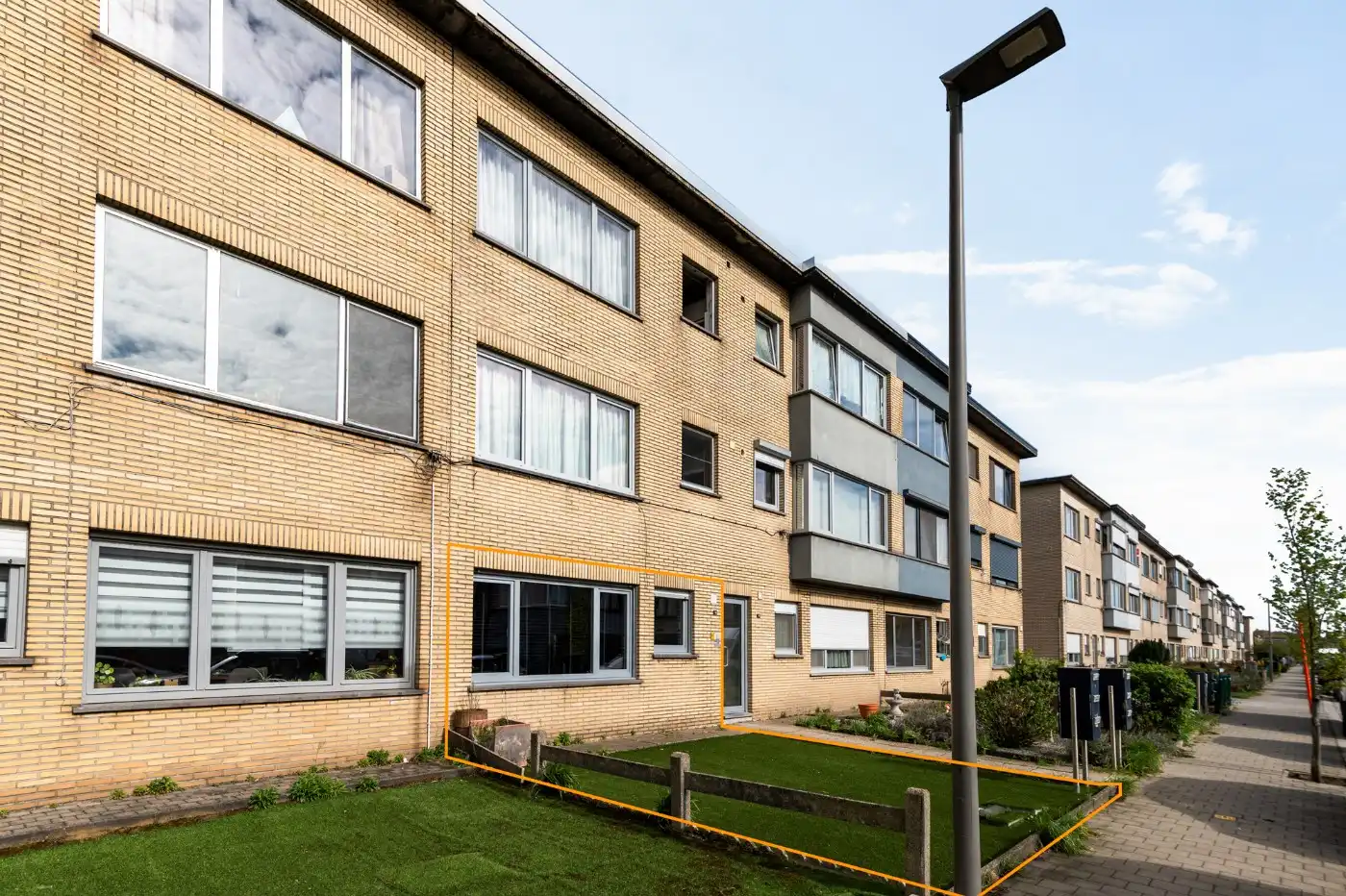 Keurig gerenoveerd, gelijkvloers appt. met 2 slpk., terrasje en garagebox foto 18